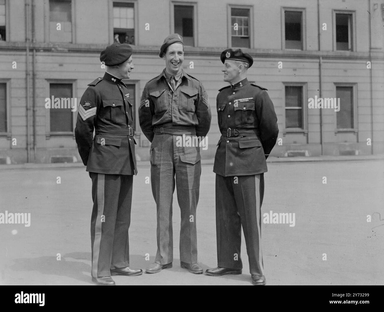 Un distaccamento di 100 uomini e 3 ufficiali sfilò oggi nel nuovo abito blu del loro esercito a Wellington caserma (Londra), dopo aver marciato verso il Palazzo, furono ispezionati dal re. L'immagine mostra: Da sinistra a destra:- sergente G Finch(R.. A) nuovo, Sgt W. E Seaton (R.A.O.C.) Old e Cy S.M.J Lewis(R.. E) nuovo. 25 giugno 1946 Foto Stock