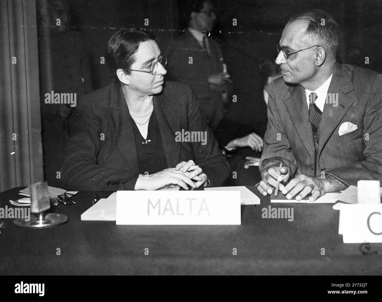 La sesta conferenza stampa imperiale è stata aperta dal primo ministro CR Attlee. Tenutosi qui l'ultima volta nel 1939, 60 capi di giornali provenienti da tutte le parti dell'Impero si sono riuniti a Grosvenor House, Londra, per discutere dei problemi imperiali, del commercio, dei salvataggi, delle indicazioni di CAN, della sicurezza e del futuro della stampa dell'Impero. Le immagini mostrano: L'on Mabel Strickland di "The Times" di Malta e H.. Una Hulugalle di Ceylon, Colombo. 3 giugno 1946 Foto Stock