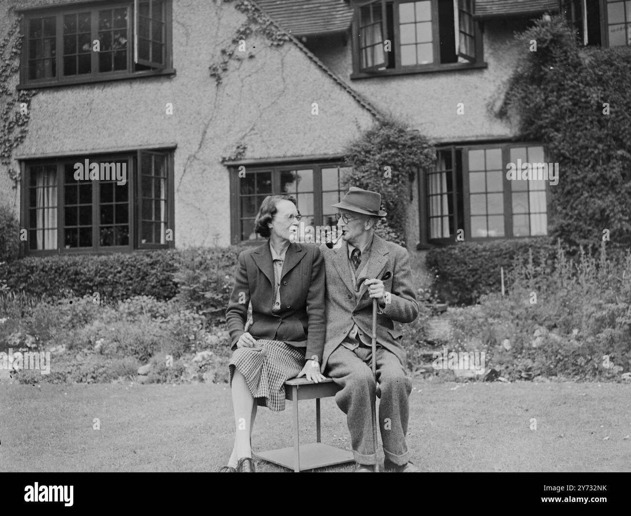 Sir George Stapledon si ritirò all'inizio dell'anno e si stabilì nelle Chilterns. È stato docente di botanica agricola presso il Royal Agricultural College, Cirencester 1910-1912; consigliere di botanica agricola presso l'University College of Wales, Aberystwyth 1912-1917; direttore della stazione ufficiale di test delle sementi del dipartimento di produzione alimentare 1917-1918; professore di botanica agricola e direttore della stazione di allevamento delle piante gallesi, University of Wales, Aberystwyth 1919-1942, e direttore della stazione di miglioramento delle praterie, Ministero dell'agricoltura e della pesca 1940-1945. Fig Foto Stock