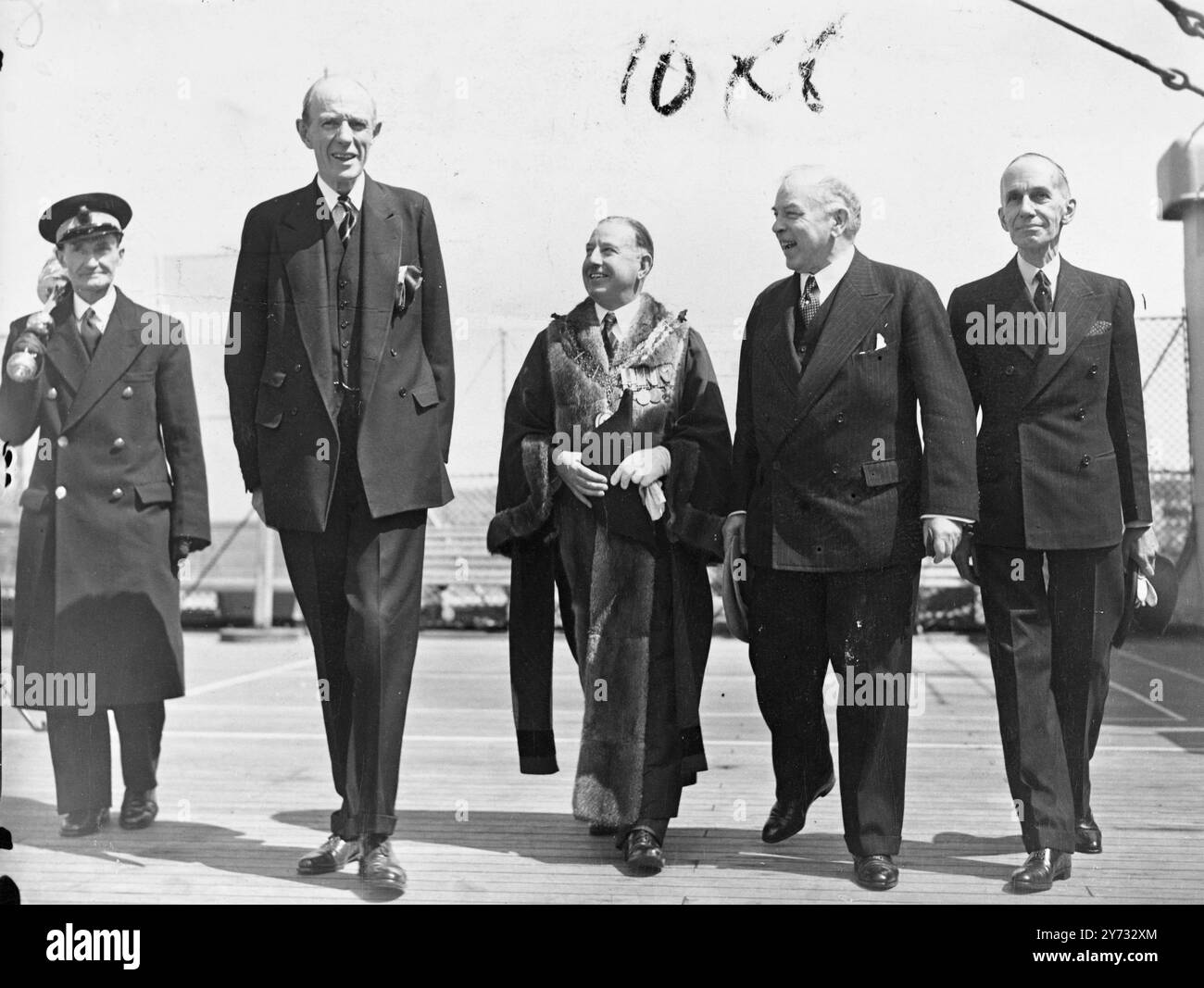 Tra i passeggeri che arrivavano a Southampton con la "Queen Mary" degli Stati Uniti c'erano Lord Halifax, ambasciatore britannico in pensione a Washington, e Mackenzie King - primo ministro del Canada, qui per le riunioni dei primi ministri del Commonwealth, che riprendono a Londra. Sulla nave c'erano anche contingenti di Victory Parade provenienti dalle Bermuda e dal Messico. L'immagine mostra da destra a sinistra: La parte destra Vincent Massey - alto Commissario per il Canada, Mackenzie King, sindaco di Southampton - Consigliere J.C. Stranger e Lord Halifax. 19 maggio 1946 Foto Stock