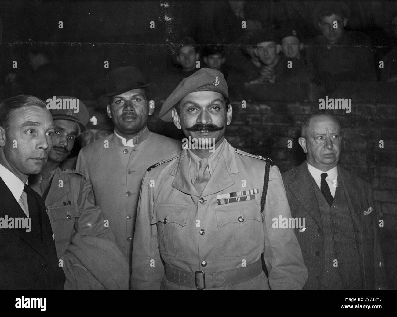 Contingenti indiani per la London Victory Parade arrivarono nella capitale da Liverpool. Sono venuti dall'India nelle SS Mauritania. - La foto mostra Major. Sua altezza il Maharaja di Dewas, aiutante di campo onorario del Re fotografato all'arrivo con le truppe V- Parade dal Nepal e dalla stazione di Euston, Londra. - 23 maggio 1946 Foto Stock