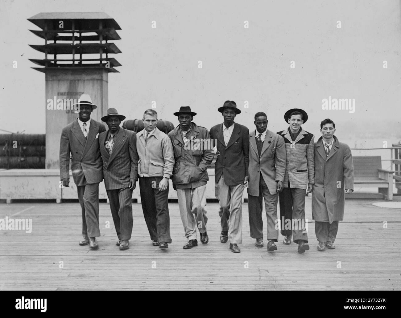 La squadra di pugilato amatoriale degli Stati Uniti arrivò a Southampton nella Liner 'Ile De France'. Appariranno in partite a Wembley. L'immagine mostra la squadra di pugilato amatoriale statunitense fotografata sul ponte del liner. Da sinistra a destra: Charles Lester (peso massimo), John Tucker (peso leggero), Harold Anspach (peso medio), Roscoe Hinson (saldatore), George McGee (peso leggero), Leo Kelly (peso mosca), Keith Hamilton (bantam), John Arduini (mosca). 25 maggio 1946 Foto Stock