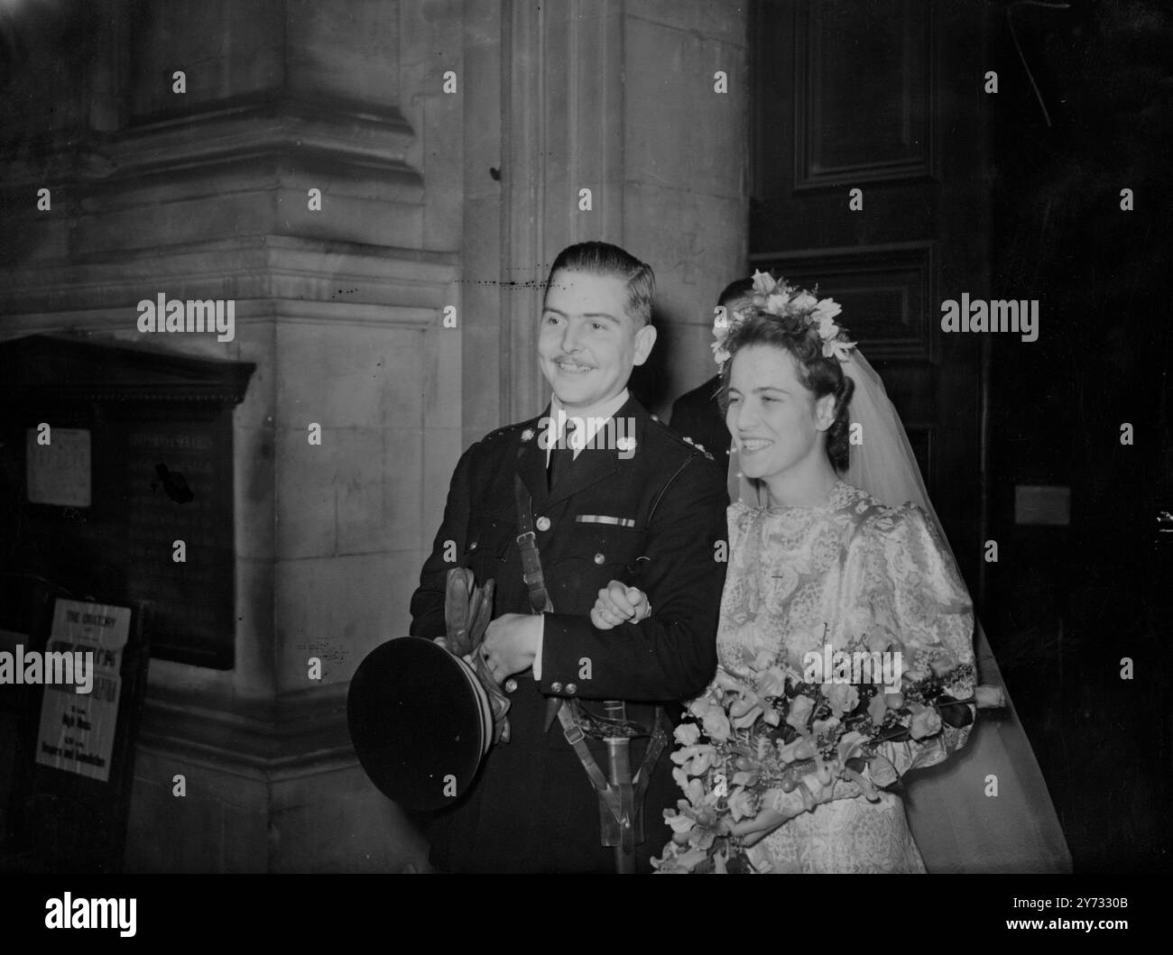 Il matrimonio di oggi. Una foto felice del tenente Geoffrey A Hulton, dei Royal Marines (unico figlio di Sir Roger Hulton, BT e di Lady Hulton di Hulton Park, Bolton) e della sua sposa Miss Mary Patricia Reynolds (di Farnborough, Hants) dopo il loro matrimonio al Brompton Oratory, Londra, oggi. (Martedì). 4 dicembre 1945 Foto Stock