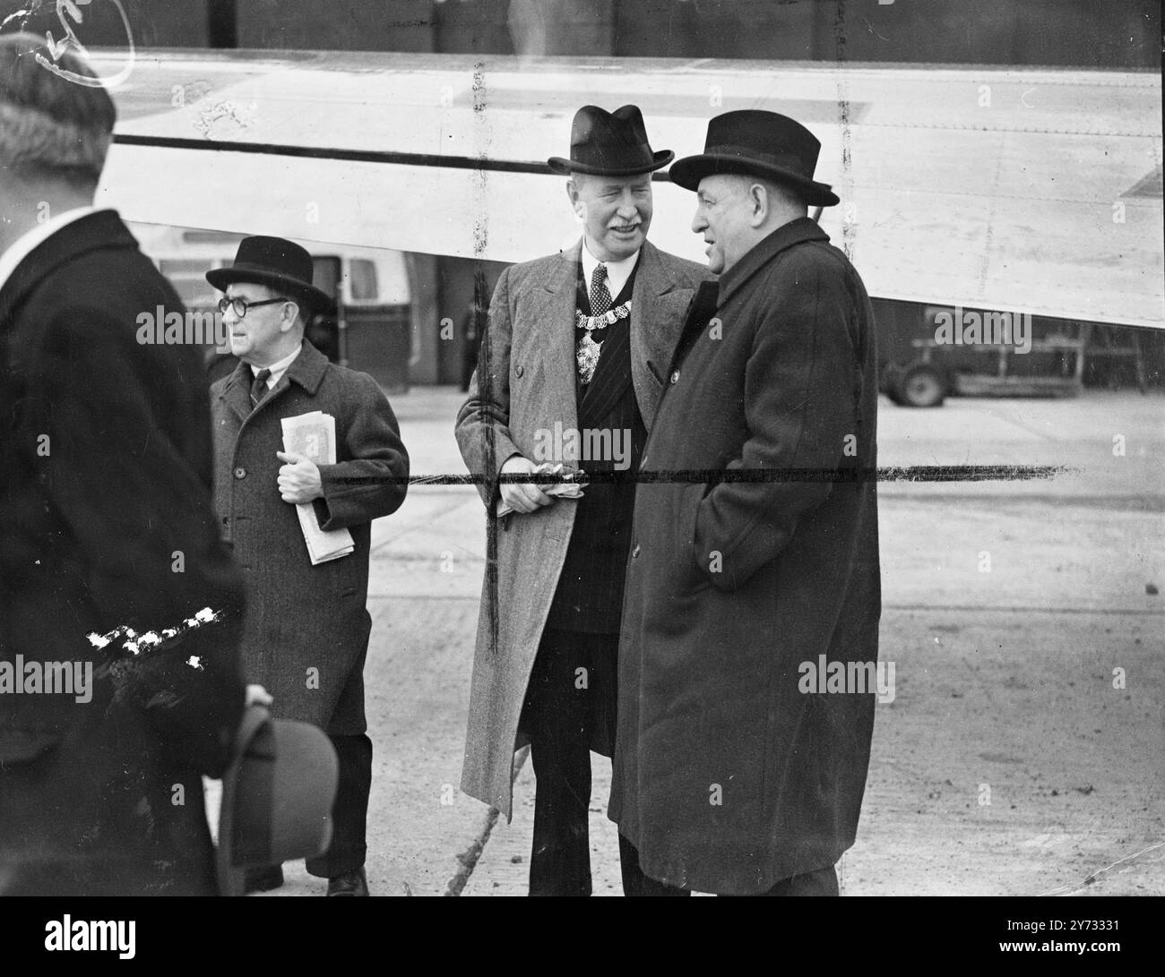 Il volo inaugurale di un Douglas Dakota 20 posti ha avuto luogo tra Glasgow e Belfast sul Railway Air Service. La foto mostra il Lord Mayor di Belfast Crawford M'Cullagh saluta il Lord Provost di Glasgow Mr Hector M'Neill all'Aeroporto di Sydenham, Belfast, quando l'aereo Dakota atterra dopo il suo volo inaugurale da Glasgow. 14 maggio 1946 Foto Stock
