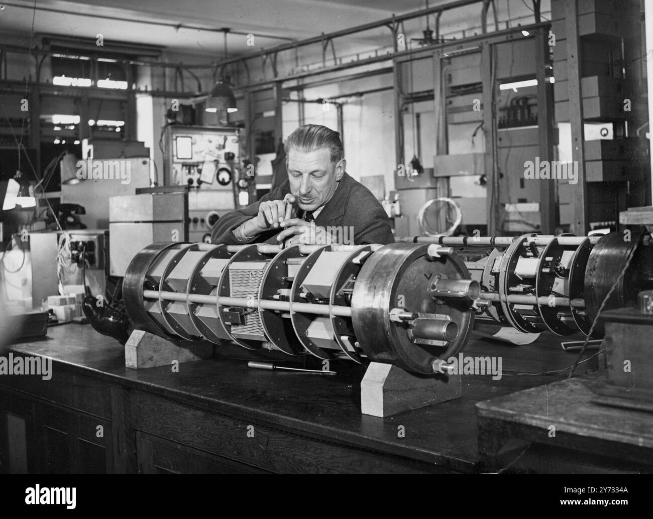 L'Ufficio postale generale ha un ambizioso programma di ricerca da svolgere presso la stazione di ricerca di Dollis Hill a Londra. Le invenzioni scoperte, e in alcuni casi utilizzate, durante gli anni della guerra e mantennero segreti, e dopo aver messo a punto usi in tempo di pace. La foto mostra un ripetitore sommerso che sarà presto affondato nel Mare del Nord per il cavo e del telefono anglo-tedesco. Questo tipo di ripetitore, il primo ad essere inserito in un cavo telefonico sottomarino funzionante in qualsiasi parte del mondo, consente di aumentare il numero di circuiti telefonici forniti tramite il cavo a conduttore singolo da 24 a 48. 16 maggio 1946 Foto Stock