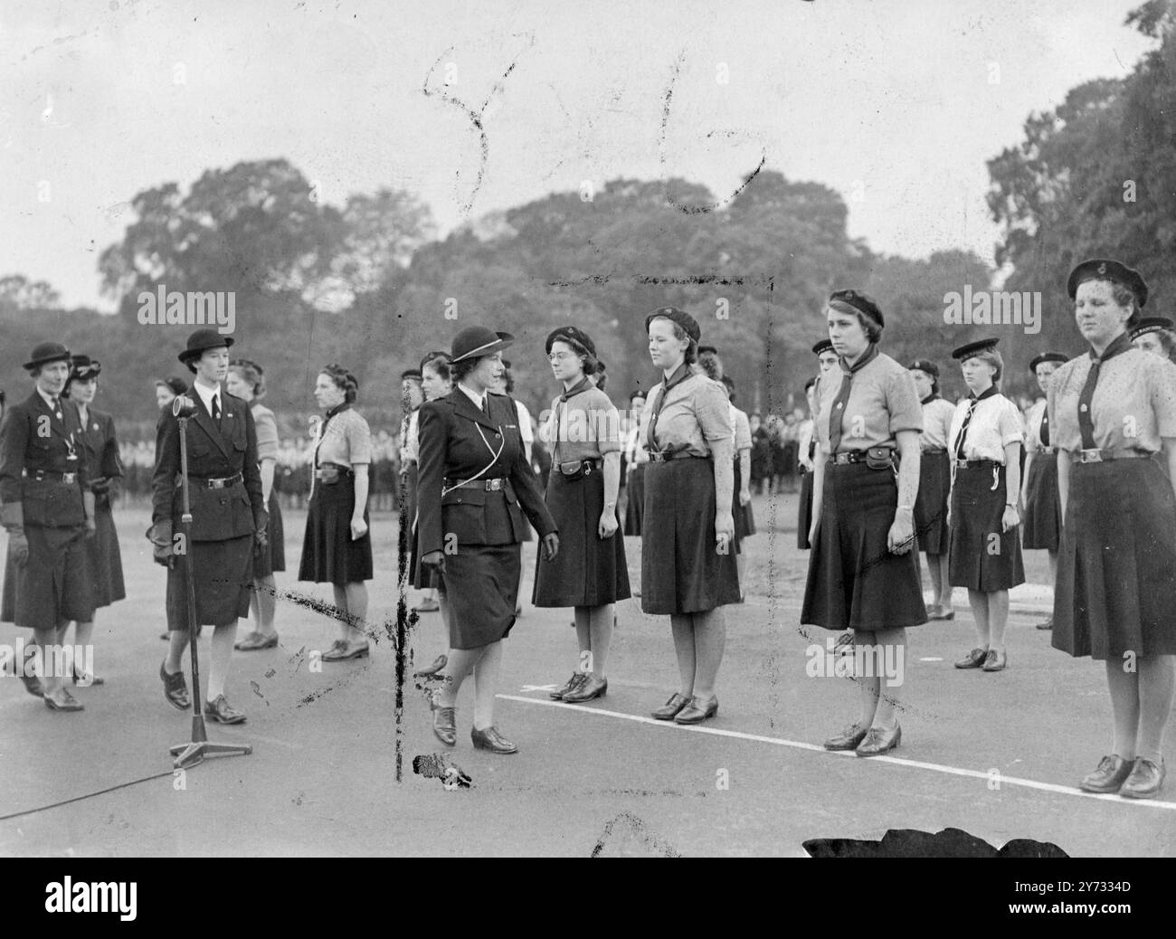 Più di 7000 guide ragazze da Londra nelle province marciarono fino a Hyde Park, per prendere parte a un servizio di testa di batteria e marzo passato. La Principessa Elizabeth e la Principessa Margaret erano lì per salutare la marcia - passato. Il servizio di percussioni è stato diretto dal vescovo Willesden, il reverendo E.M.G. Jones. - La foto mostra la principessa Elizabeth che ispeziona la guardia d'onore dei SEE Rangers a Hyde Park, Londra. - 19 maggio 1946 Foto Stock