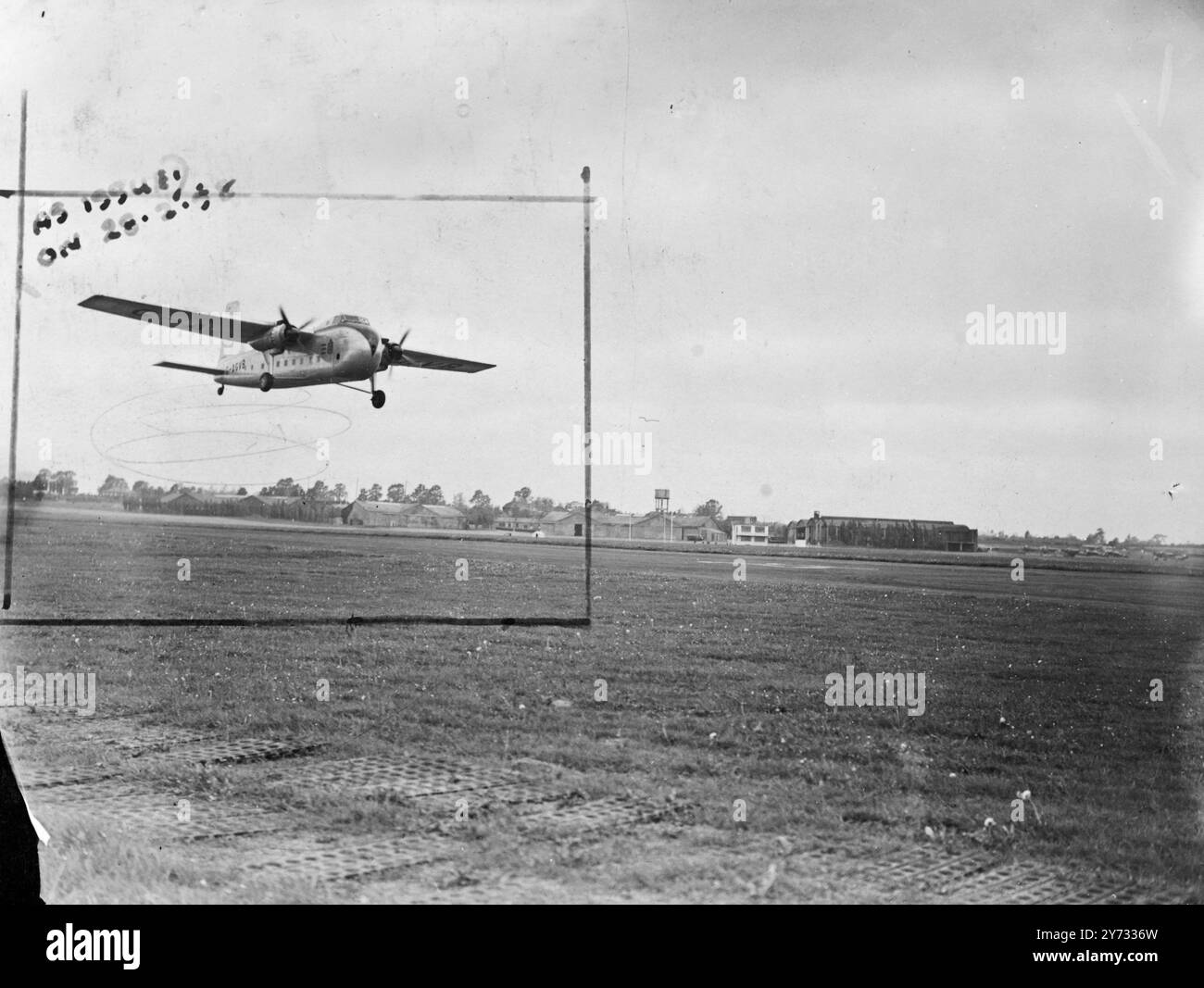 Qui è mostrato un velivolo Bristol Wayfarer del tipo che si è schiantato vicino alla stazione televisiva indipendente di Winter Hill, vicino a Bolton, nel Lancashire, con la perdita di 30 vite. Ci sono stati 18 sopravvissuti, sei dei quali gravemente feriti. 10 maggio 1946 Foto Stock