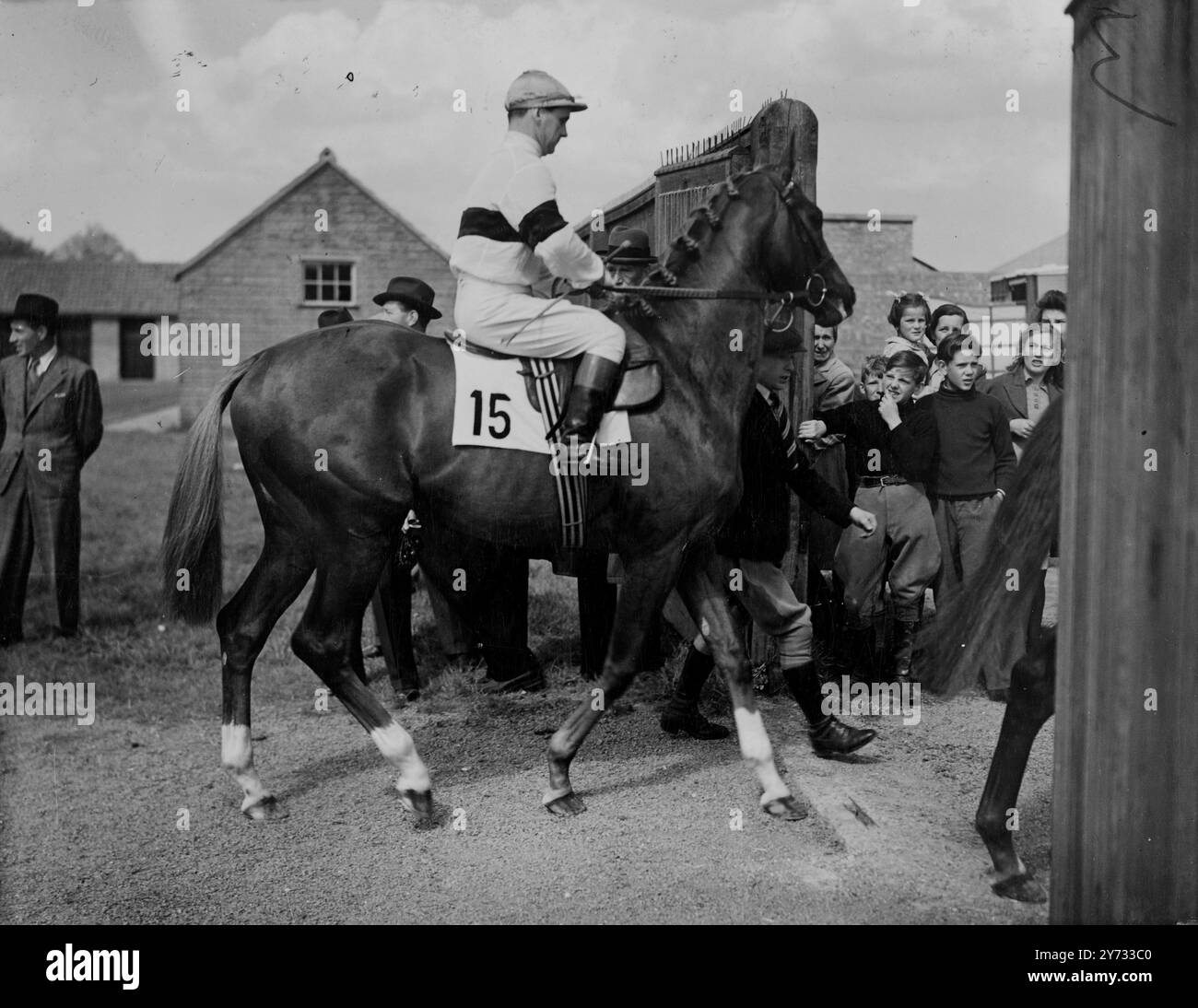 Le Guineas del 2000 furono vinte a Newmarket in stile Easy dalla "Happy Night" di Sir William Cook di quattro lunghezze dal Khaled di Aga Khan. Il terzo, una testa dietro, era la radioterapia del signor T. Lilley. La foto mostra "Edward Tudor" di Buchanan, quinto nella gara. 2 maggio 1946 Foto Stock