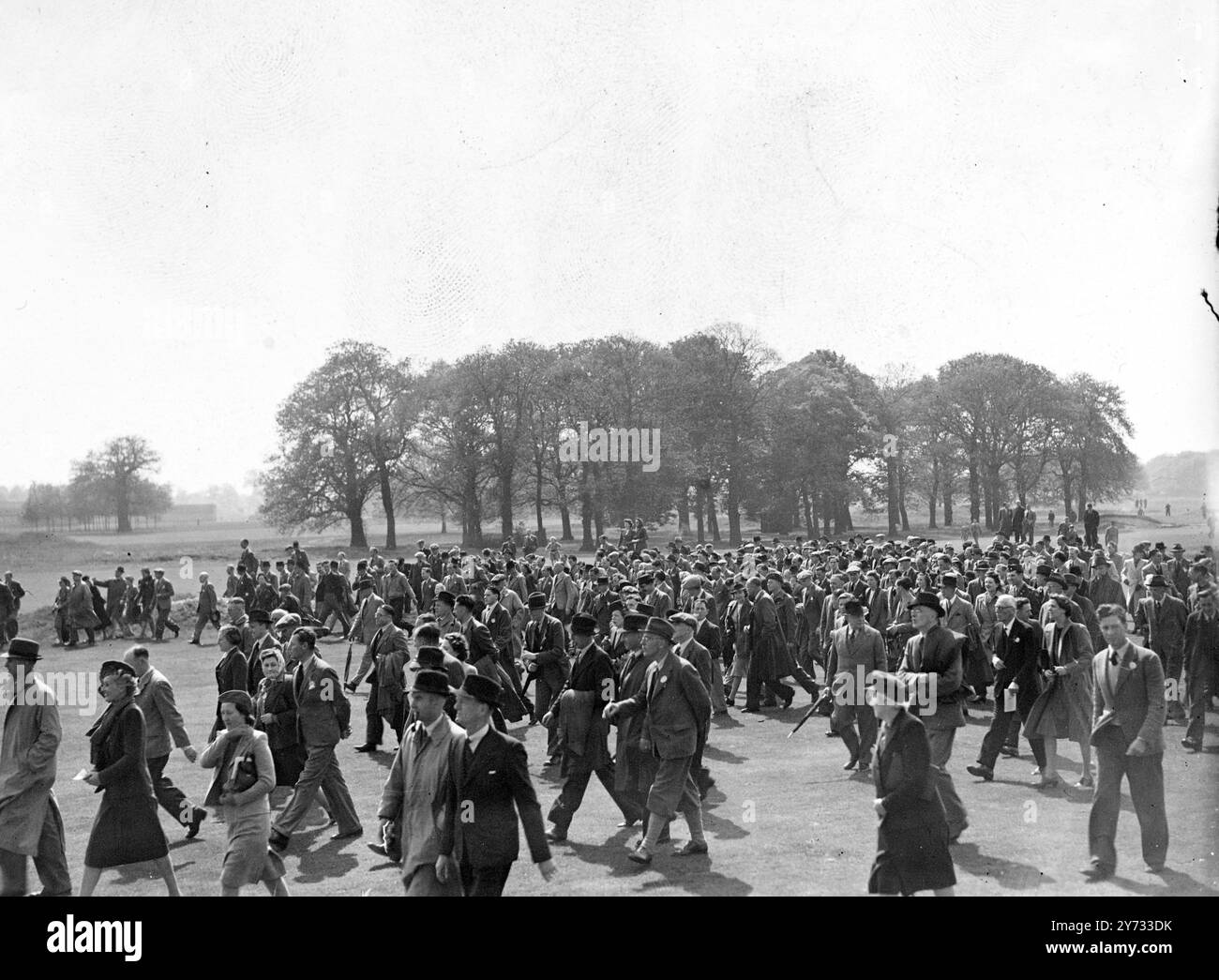 Ian Patey e Kenneth Thom hanno partecipato alla finale dell'English Amateur Golf Championship sul Royal Mid-Surrey Club's Course di Richmond. L'immagine mostra gli spettatori dell'evento. 4 maggio 1946 Foto Stock