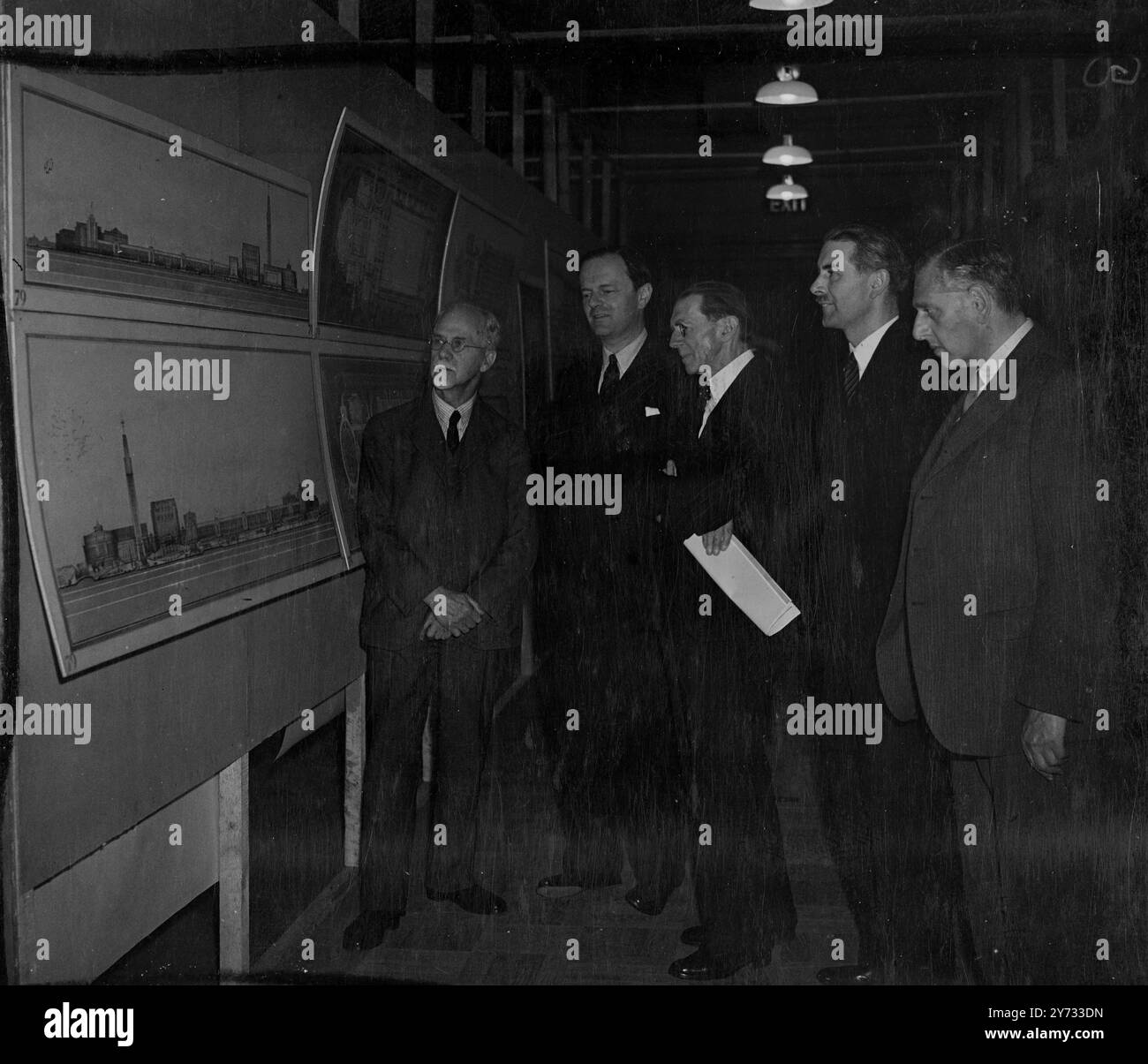 La foto mostra da sinistra a destra il dottor Charles Holden, Sir Kenneth Clark, Sir Patrick Abercrombie, Mr Alistair MacDonald e Mr Lewis Silkin che guardano al design vincente del nuovo Crystal Palace presentato da Mr H. Jackson e Mr R. Edmonds di Birmingham al County Hall di Westminster. 2 maggio 1946 Foto Stock