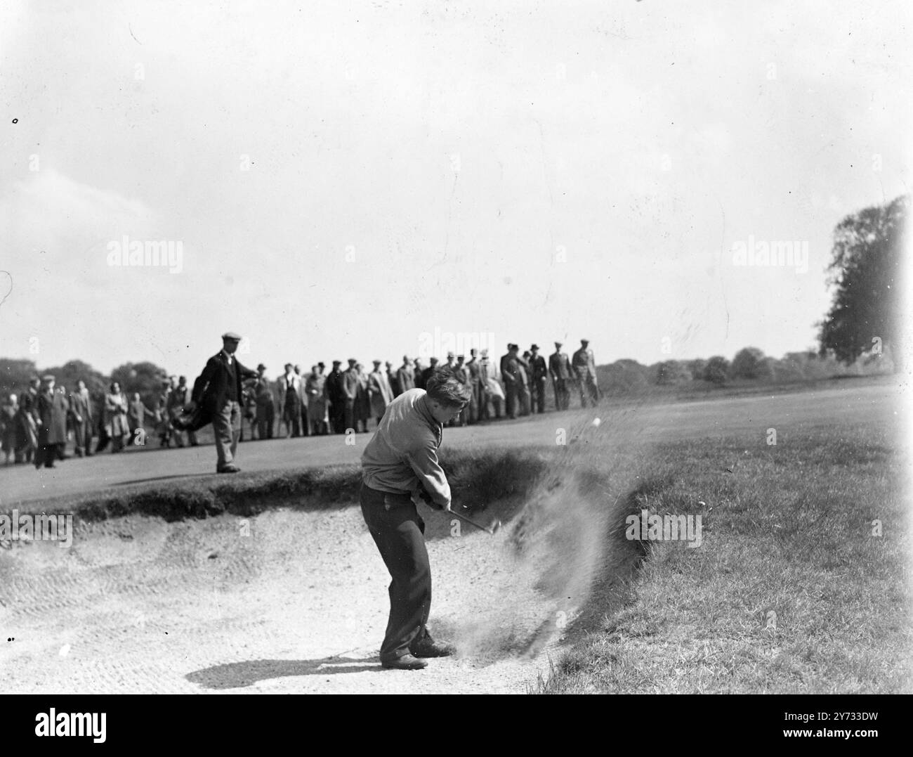 Ian Patey e Kenneth Thom hanno partecipato alla finale dell'English Amateur Golf Championship sul Royal Mid-Surrey Club's Course di Richmond. La foto mostra Kenneth che gioca da sopra di lei nella finale contro Ian Patey. 4 maggio 1946 Foto Stock