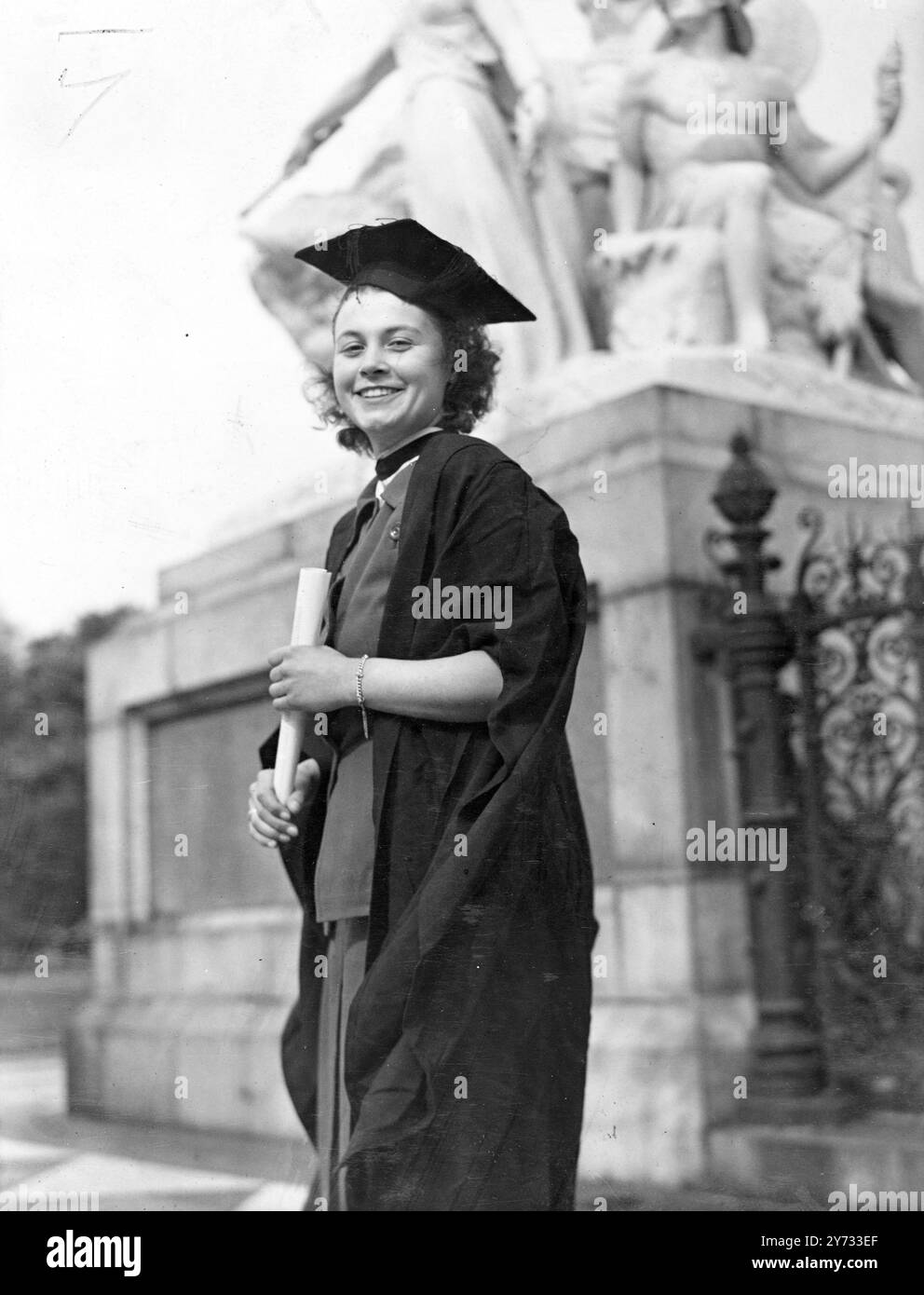 Miss Jean White di Colchester Road, Ipswich, studentessa del King's College of Household and social Science, South Kensington, Londra, si recò alla Royal Albert Hall per ricevere la laurea alla prima cerimonia di presentazione della laurea presso l'Università di Londra. Miss White è stata una delle uniche due studentesse del college a ricevere una laurea onesta. 2 maggio 1946 Foto Stock