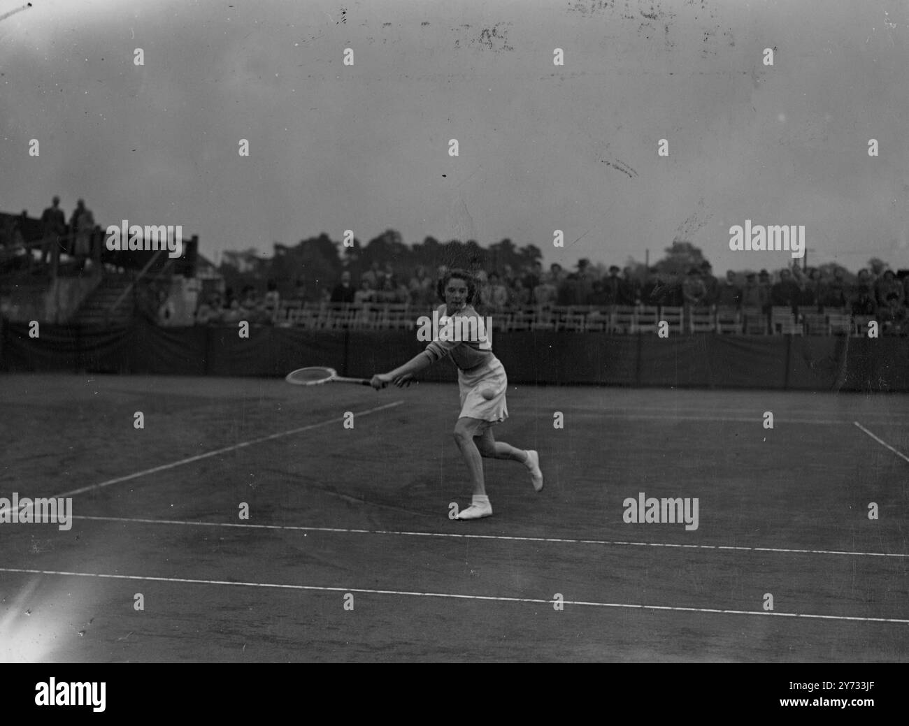 I primi campionati britannici di tennis su campo duro del dopoguerra iniziarono al West Hants Club di Bournemouth. La foto mostra la signora Kay Menzies (Kay Stammers) in gioco contro la signora P. Panton a Bournemouth. Kay, che è l'attuale detentore del campionato, ha battuto la signora Panton. 30 aprile 1946 Foto Stock