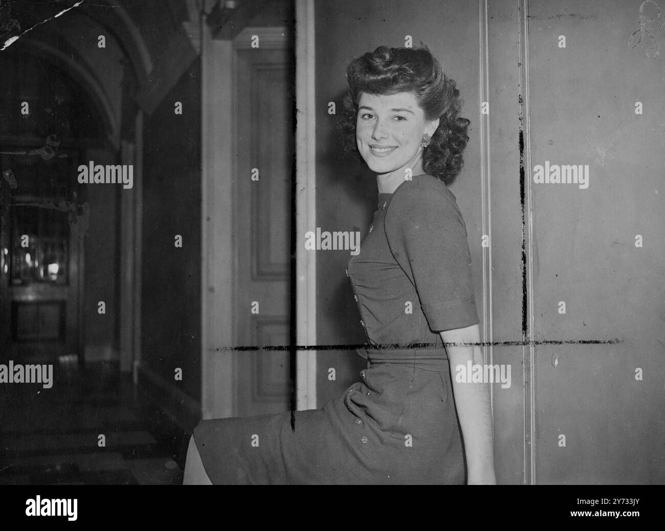 Patricia Purser, 18 anni, di Camberwell, che è stata eletta "Regina della Marina mercantile" di Lambeth. Sarà incoronata in una cerimonia che aprirà la Lambeth Merchant Navy comfort Service Week sull'Albert Embankment. Un pullman e una coppia la condurranno al Lambeth Pier, dove 20 sindaci di Londra assisteranno alla sua incoronazione. Il gruppo si imbarcherà quindi sulla chiatta, mentre una mostra è data dal fiume Tamigi NFS e atterrerà ad Albert Embankment per un viaggio attraverso le strade. 28 aprile 1946 Foto Stock