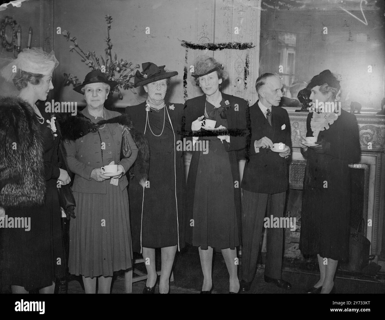 La Victorian League tenne una festa d'addio in onore dell'alto Commissario per il Canada, dell'onorevole Vincent Massey e della signora Massey, e dell'alto Commissario per la Rhodesia meridionale, SM Lanigan o'Keefe C.M.G. e Mrs o'Keefe. Entrambi gli alti Commissari stanno lasciando Londra dopo un lungo e distinto servizio. L'immagine mostra da sinistra a destra: Lady Coningham, Mrs o' Keefe, Mrs Massey, la duchessa del Devonshire (la padrona di casa), Mr Vincent Massey e Lady Gowrie alla festa alla quale il signor o'Keefe non poteva partecipare a causa di una malattia. 30 aprile 1946 Foto Stock