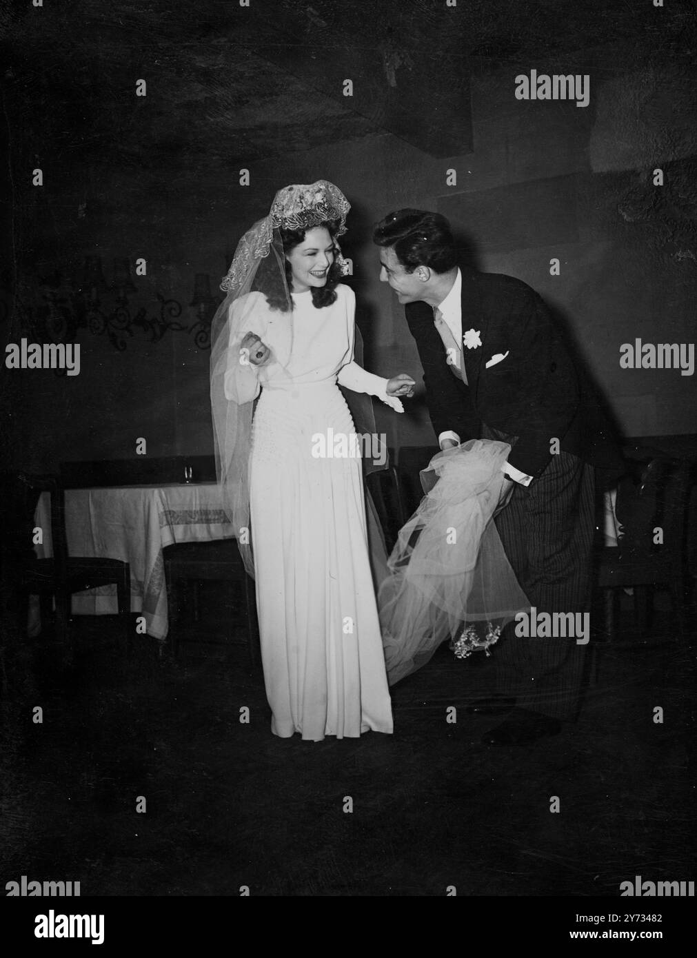 Miss Jean Kent il film britannico è stato sposato alla St Georges Church, Hanover Square, Londra, per filmare il signor Yousef Ramart al quale è stata presentata mentre era in scena nel Galles del Nord dalla star del cinema britannico Stewart Granger. Spettacoli fotografici alla reception lo sposo organizza il treno della sposa per i fotografi. 12 aprile 1946 Foto Stock