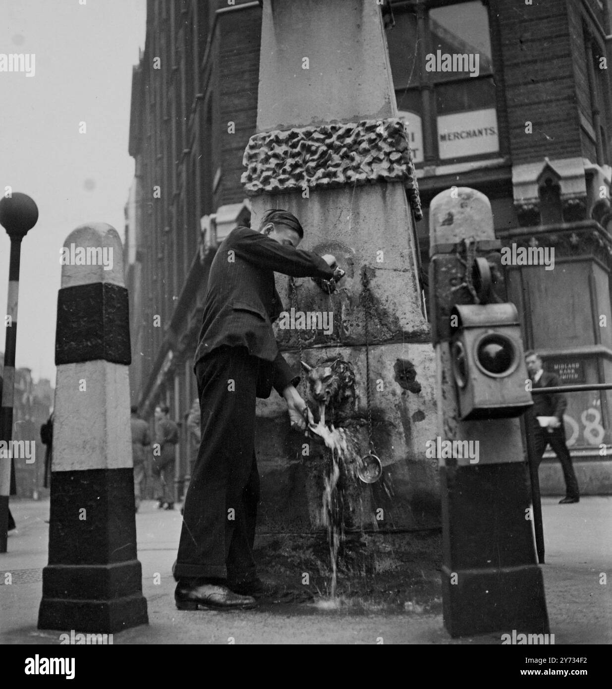 [Nessuna didascalia, data o luogo] Aldgate Pump segna il confine tra l'East End e la City di Londra. Il rubinetto a forma di lupo commemora l'ultima di queste bestie ad essere sparata fuori dalle mura della città. Foto Stock