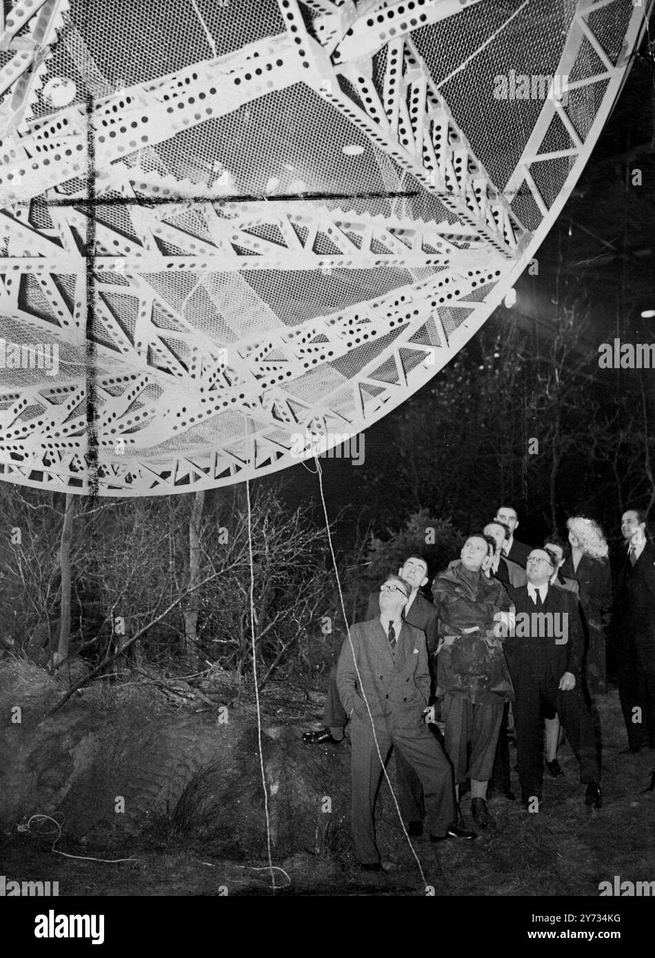 L'attore Ralph Richardson (con indosso una giacca di commando, al centro) e Sir Robert Watson Watt (a sinistra) l'inventore radar che visitano i Denham Studios per vedere le scene radar che vengono girate per il film "Top-Secret". 5 aprile 1946 Foto Stock