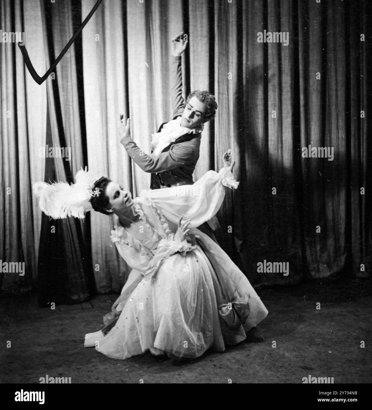 La nuova compagnia di balletto junior formata al Sadler's Wells sotto la direzione di Miss Ursula Moreton fa il suo debutto al Sadler's Wells Theatre l'8 aprile. Conosciuto come Sadler's Wells Opera Ballet, aprirà con un nuovo balletto di Andree Howard con musica di Bizet. - - Immagini: June Brae nel ruolo della Signora e Leo Kersley nel ruolo del Maestro delle cerimonie in una prova de la Belle Assemblee. - 5 aprile 1946 Foto Stock