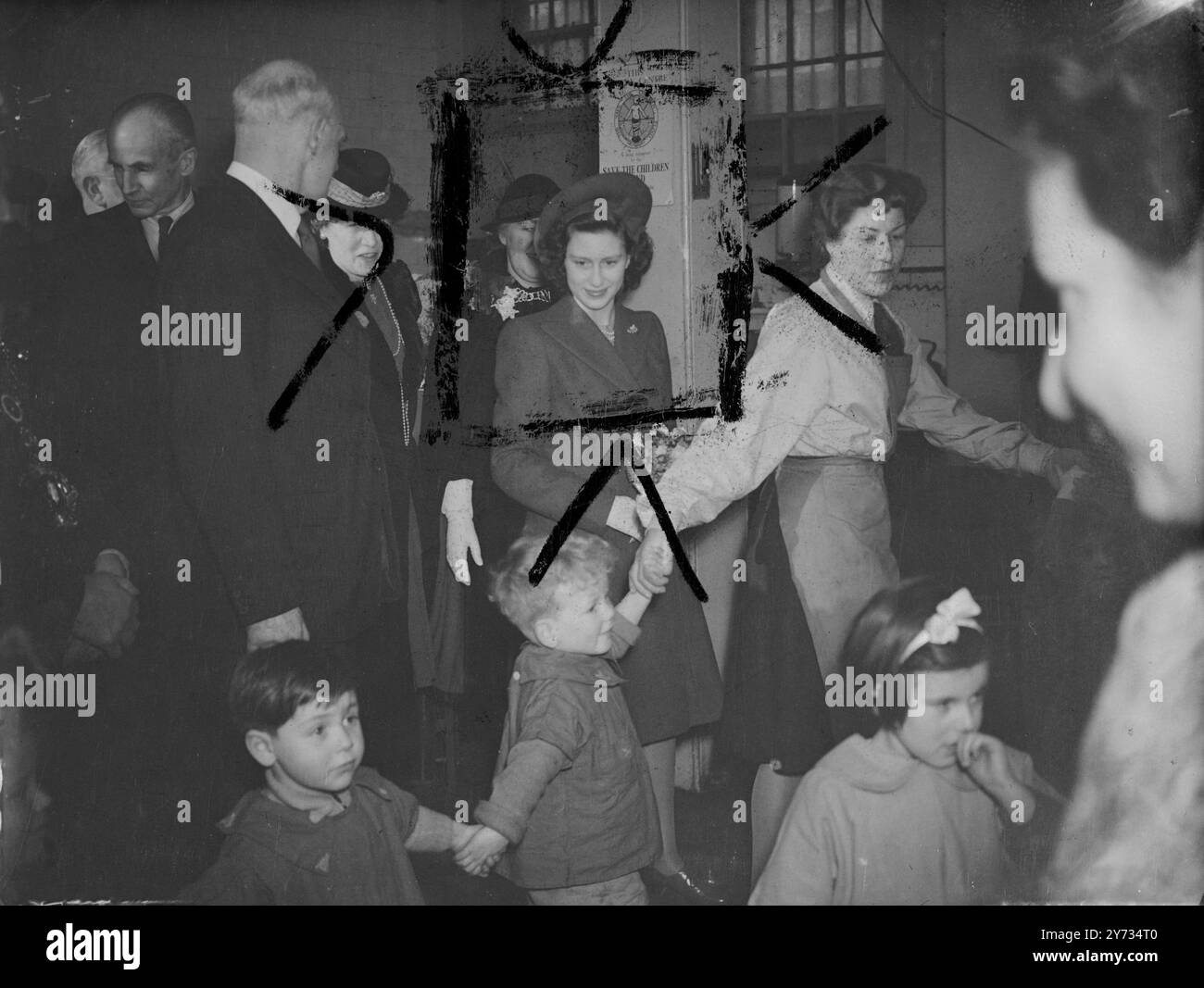 La principessa Margraet ha alimentato il suo primo impegno pubblico oggi quando ha visitato i club junior all'Hopscotch Inn, St Pancras, e University House, Bethnal Green, Londra. La Principessa era accompagnata dalla signorina Monica Whately, supervisore dei Save the Children Fund Junior Club, e dal signor A.. E Backhouse, presidente del fondo. 26 marzo 1946 Foto Stock