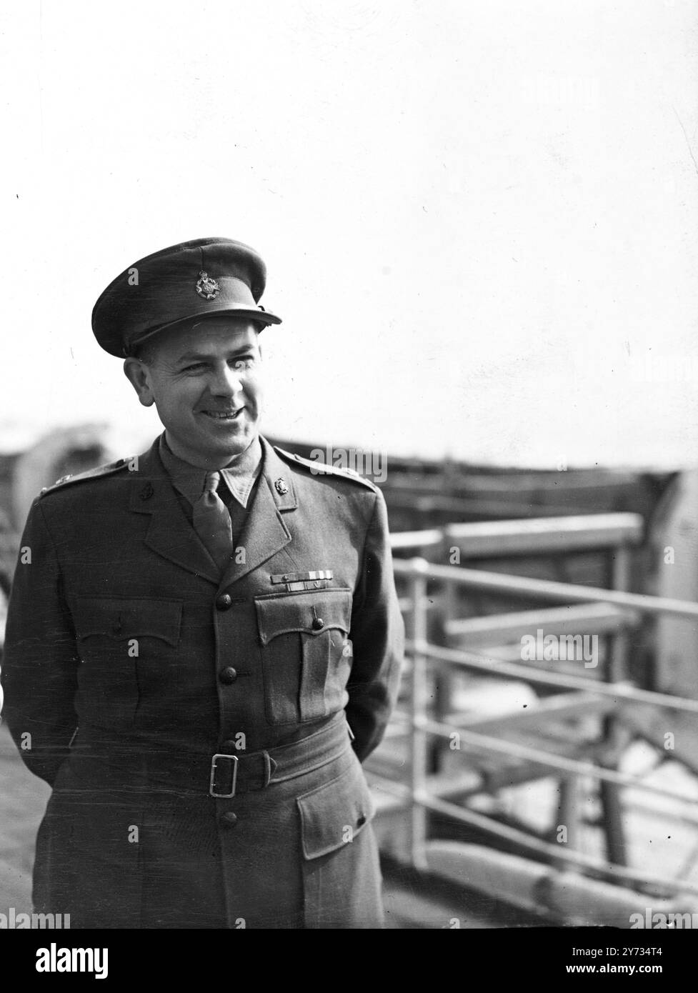 Il maggiore John Weir Foote, padre Candadiano di 41 anni, l'unico padre dell'Impero a vincere la Victoria Cross, arrivò oggi a Southampton sull'Ile de France, per ricevere la sua decorazione dal re. Tendeva gli uomini feriti sulle spiagge di Dieppe durante tutto il raid, preferendo rimanere con loro piuttosto che tornare in Inghilterra. 26 marzo 1946 Foto Stock