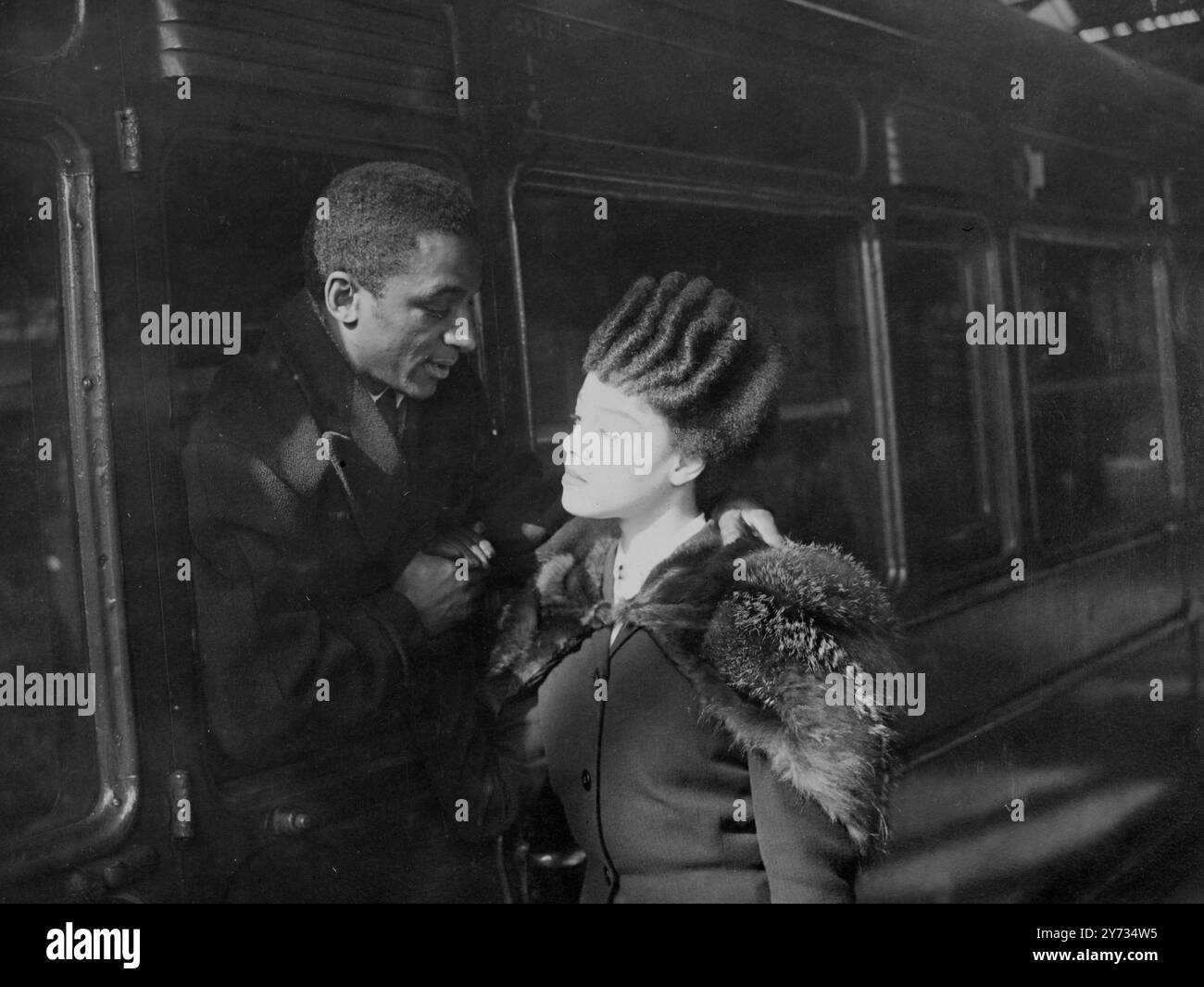 [Titolo originale] Danny Webb, il pugile di colore canadese, ha lasciato l'Inghilterra per il Canada domani, nella S.S.Ile de France. Mentre prestava servizio in questo paese con le forze canadesi, sua moglie che ha sposato in Inghilterra non è in grado di accompagnarlo, ma lo seguirà attraverso l'atlantico con altre spose canadesi. 29 marzo 1946 Foto Stock