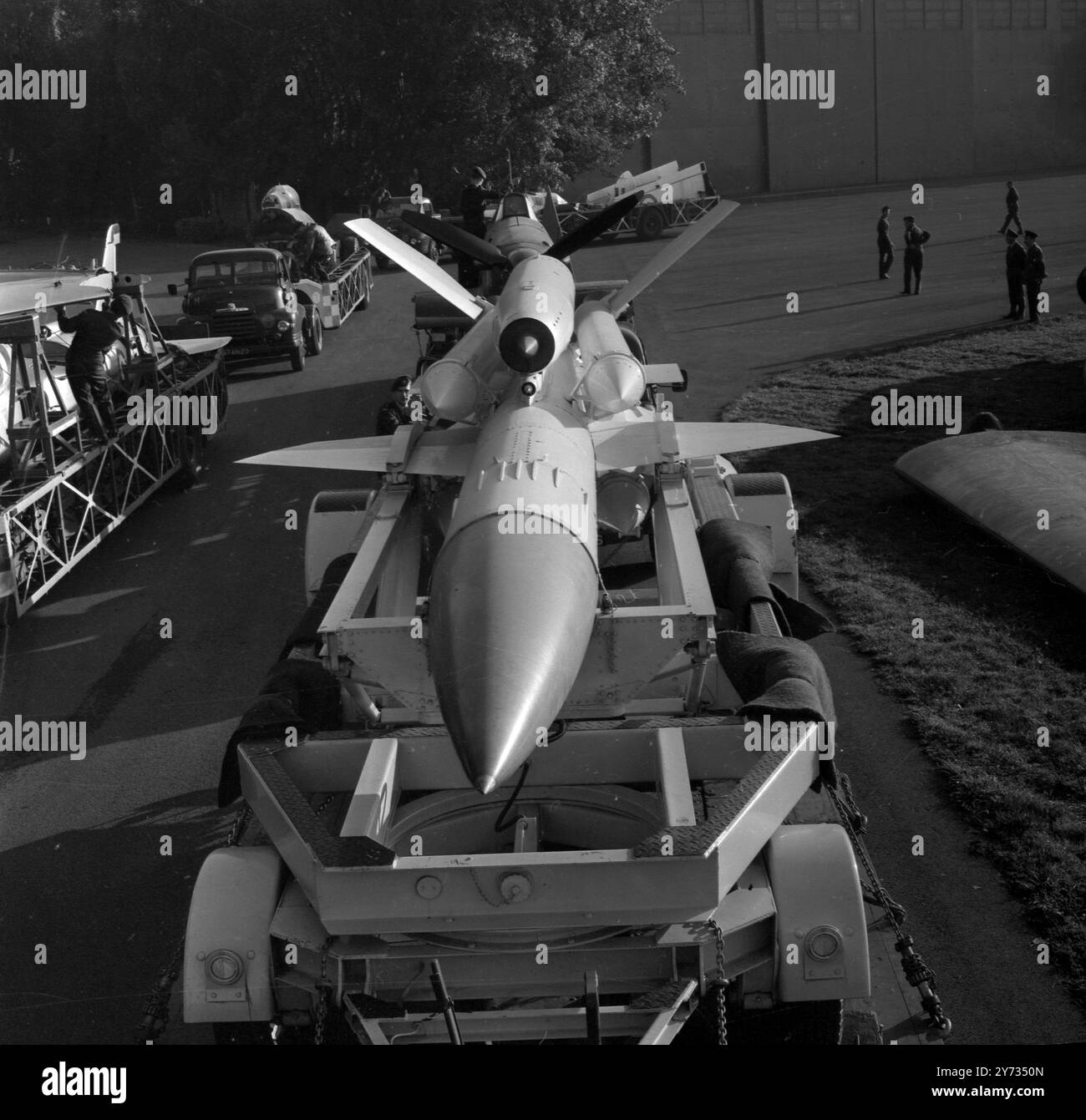 Un convoglio di 12 grandi rimorchi e altri veicoli che trasportano aerei da esposizione e parti ha lasciato la stazione RAF di Bicester a intervalli di mezz'ora questa settimana per Edimburgo per organizzare una delle più grandi mostre della Battle of Britain da diversi anni. La nostra foto mostra un missile che parte da Bicester per un viaggio che durerà tre giorni . Il convoglio rimarrà presso le stazioni RAF lungo il tragitto . Bicester ha fornito sei aerei completi, che includono un Hurricane, Spitfire, Hunter e Javelin. La mostra includerà anche un missile Bloodhound . Settembre 1965 Foto Stock
