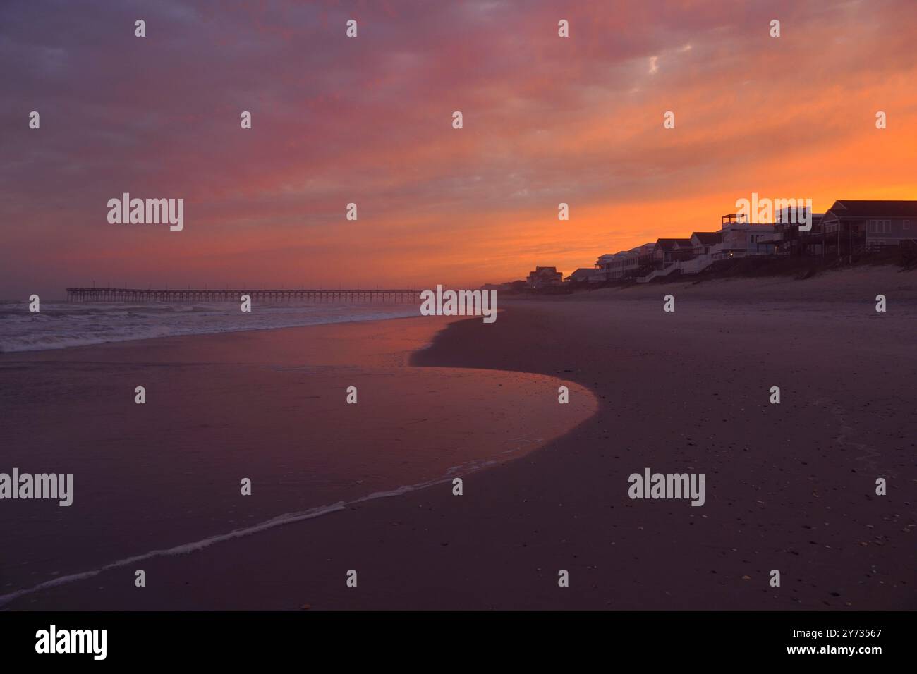 Tramonto sulle case sul lungomare lungo la spiaggia del North Carolina Foto Stock
