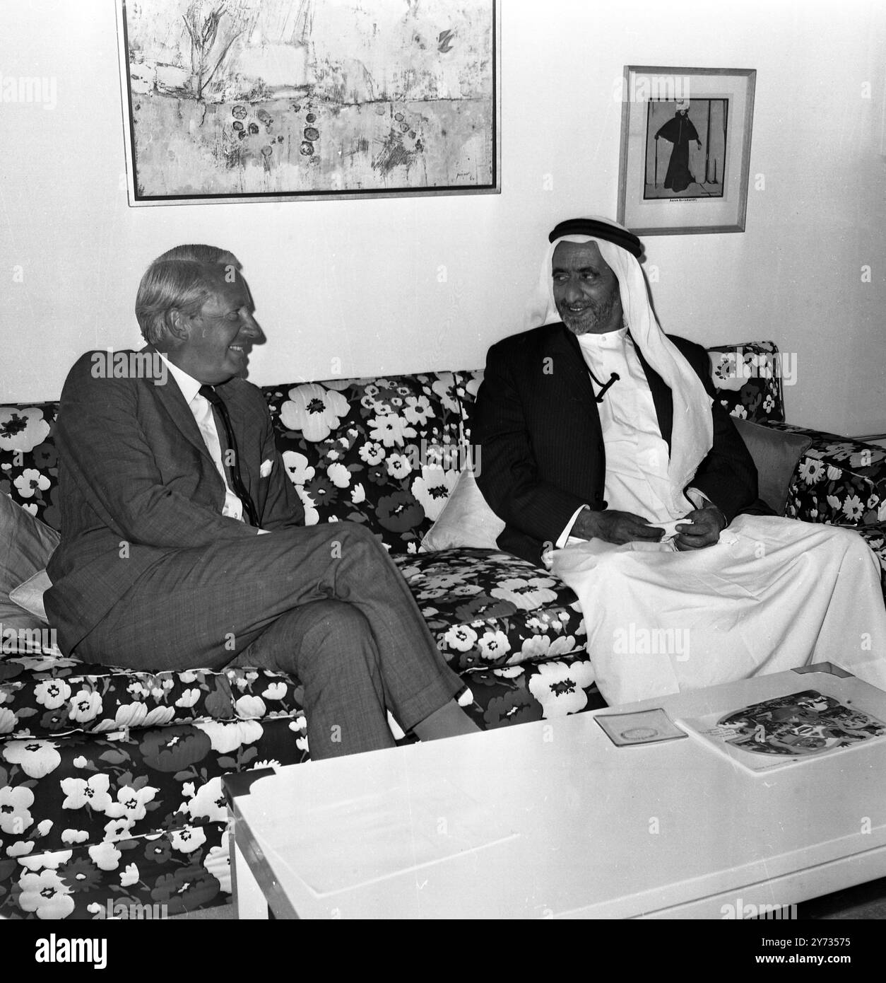 Edward Heath , leader dell'opposizione conservatrice britannica , parla con sua altezza lo sceicco Rashid II bin Saeed al Maktoum , il sovrano di Dubai , uno dei sette stati fiduciari dell'Oman in un hotel di Londra. Il sovrano arabo ha appena concluso una visita ufficiale di cinque giorni in Gran Bretagna come ospite del governo britannico . 25 luglio 1969 Foto Stock