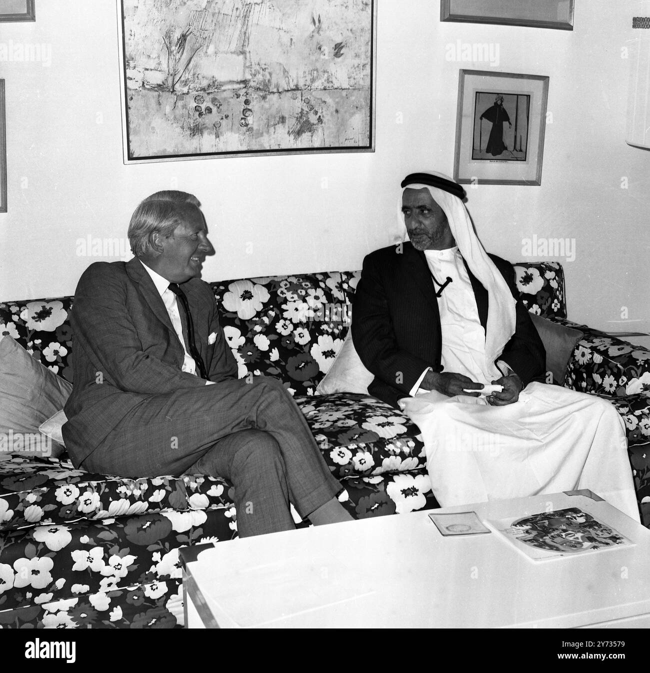 Edward Heath , leader dell'opposizione conservatrice britannica , parla con sua altezza lo sceicco Rashid II bin Saeed al Maktoum , il sovrano di Dubai , uno dei sette stati fiduciari dell'Oman in un hotel di Londra. Il sovrano arabo ha appena concluso una visita ufficiale di cinque giorni in Gran Bretagna come ospite del governo britannico . 25 luglio 1969 Foto Stock