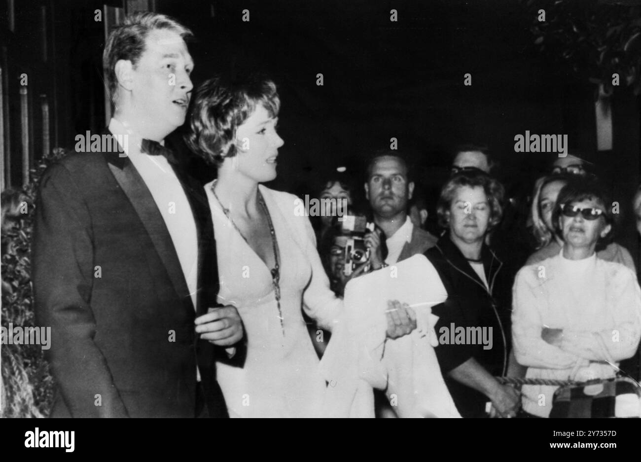 Il regista STATUNITENSE Mike Nichols e l'attrice britannica Julie Andrews vengono mostrati dopo aver partecipato alla festa del ristorante Brist Bistro per la principessa Margaret . Beverly Hills, California, 8 novembre 1965 Foto Stock