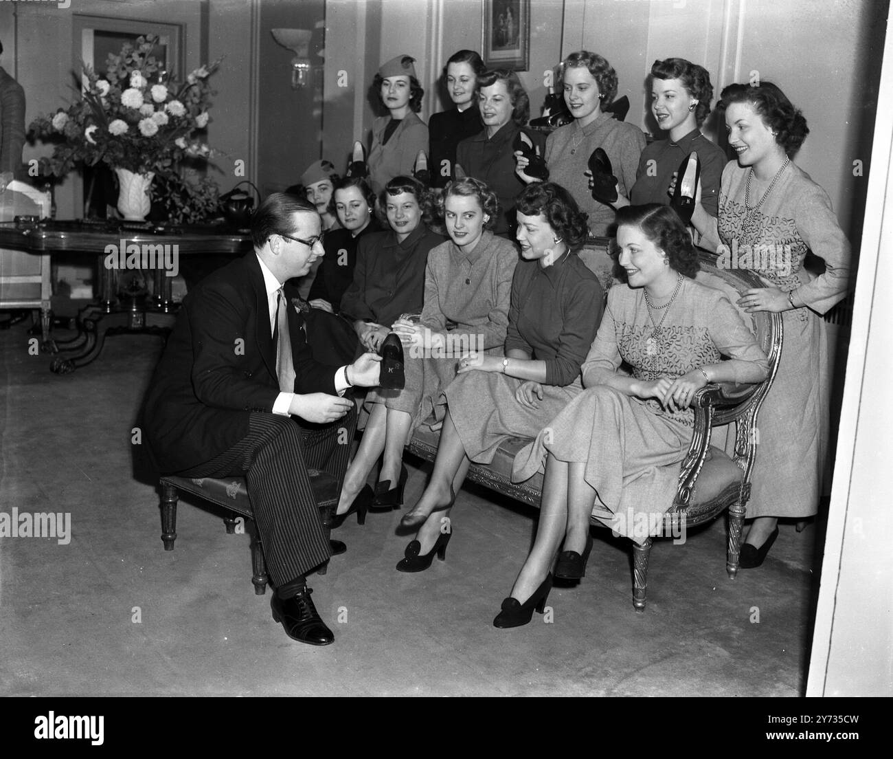 Sei coppie di gemelli identificativi , qui dall' America per una campagna pubblicitaria per la promozione di una nuova casa perm , sono state presentate oggi con un paio di scarpe ciascuna dal signor Edward Rayne di Bond Street , Londra , calzolaio alla famiglia reale . In modo che ogni ragazza potesse conoscere le proprie scarpe dalle sue sorelle il signor Rayne aveva delle iniziali speciali fatte per ogni coppia . Spettacoli fotografici: I gemelli che si esibiscono con le scarpe. Da sinistra a destra i Duvalls , Doris (seduta) e Dorothy ; le gambe , Janet (seduta) e Jane ; il bosco , Frances (seduta) ed Elisabetta ; gli Anderson , Alice (seduta) e Alva ; gli anelli , Ka Foto Stock