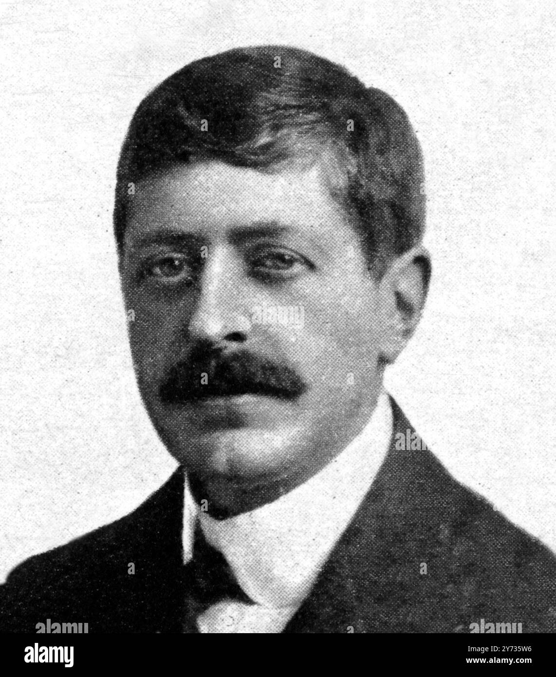 Il colonnello Aubrey Herbert MP 1923 Aubrey Nigel Henry Molyneux Herbert (1880 – 26 settembre 1923) è stato un diplomatico britannico, viaggiatore e ufficiale dei servizi segreti associato all'indipendenza albanese. Due volte gli fu offerto il trono d'Albania. Dal 1911 fino alla sua morte, è stato un deputato conservatore al Parlamento. Foto Stock