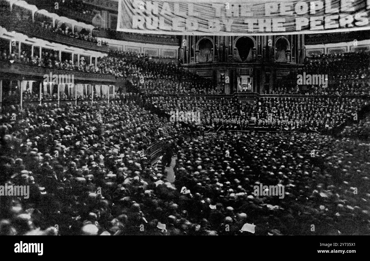 La grande domanda del partito liberale: La risposta dell'onorevole Asquith all'Albert Hall. Il sentimento espresso in lettere immane alla Albert Hall durante la grande riunione di Asquith della scorsa settimana rappresenta la questione fondamentale posta al paese dai liberali, la cui risposta sarà data dal paese alle prossime elezioni generali, che promette di essere una delle più faticose dei tempi moderni. Nel suo discorso, Asquith ha affrontato principalmente , le azioni della camera dei Lord nel respingere il bilancio, dichiarando che il loro veto deve essere abolito. Ha anche delineato il programma su cui la LIBE Foto Stock