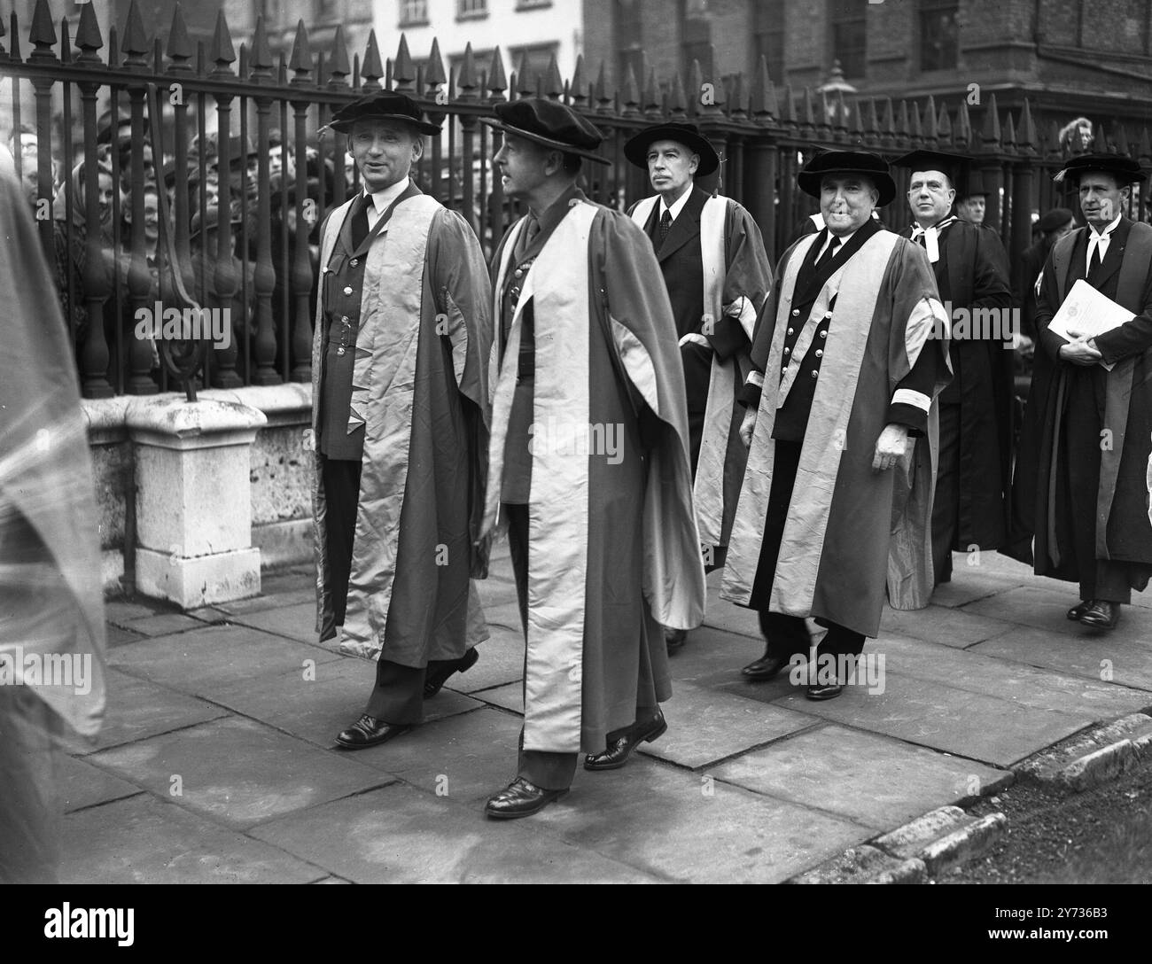 L'Università di Cambridge ha onorato la Marina mercantile quando la laurea honoris causa in giurisprudenza è stata conferita al commodoro Sir James Bissett , Capitano della Regina Elisabetta . Alla cerimonia anche il maresciallo della Royal Air Force , Sir Arthur Tedder e il feldmaresciallo Sir Harold Alexander hanno ricevuto lauree onorarie . Lord Keynes ha ricevuto una laurea honoris causa in scienze . Immagini: La processione durante la cerimonia. Camminare in coppia , Sir Arthur Tedder , (a sinistra) , Sir Harold Alexander ( a destra) . Dietro , Lord Keynes (a sinistra) e Sir James Bissett (a destra) 31 gennaio 1946 Foto Stock