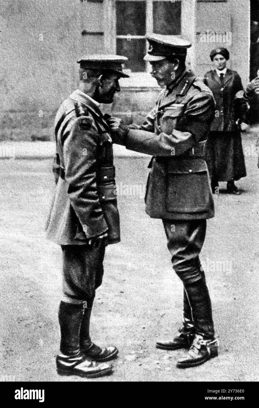 La VC per un cappellano eroico : il re Giorgio V che decora il reverendo T B Hardy . 24 agosto 1918 Foto Stock