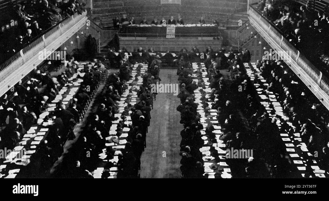 Parlamento laburista : la conferenza laburista si svolge a Hull . Durante la scorsa settimana i leader laburisti sono stati in conferenza a Hull . Le riunioni si sono svolte nelle sale riunioni sotto la presidenza di Pete Curran . Il sig. J Ramsey Macdonald ha preso parte in primo piano al procedimento e ha presentato la risoluzione ufficiale sulla disoccupazione, una questione che egli ha dichiarato richiedeva una legislazione vigorosa. Ciò deve rispecchiare i principi del disegno di legge dei lavoratori disoccupati del partito laburista . 25 gennaio 1908 Foto Stock