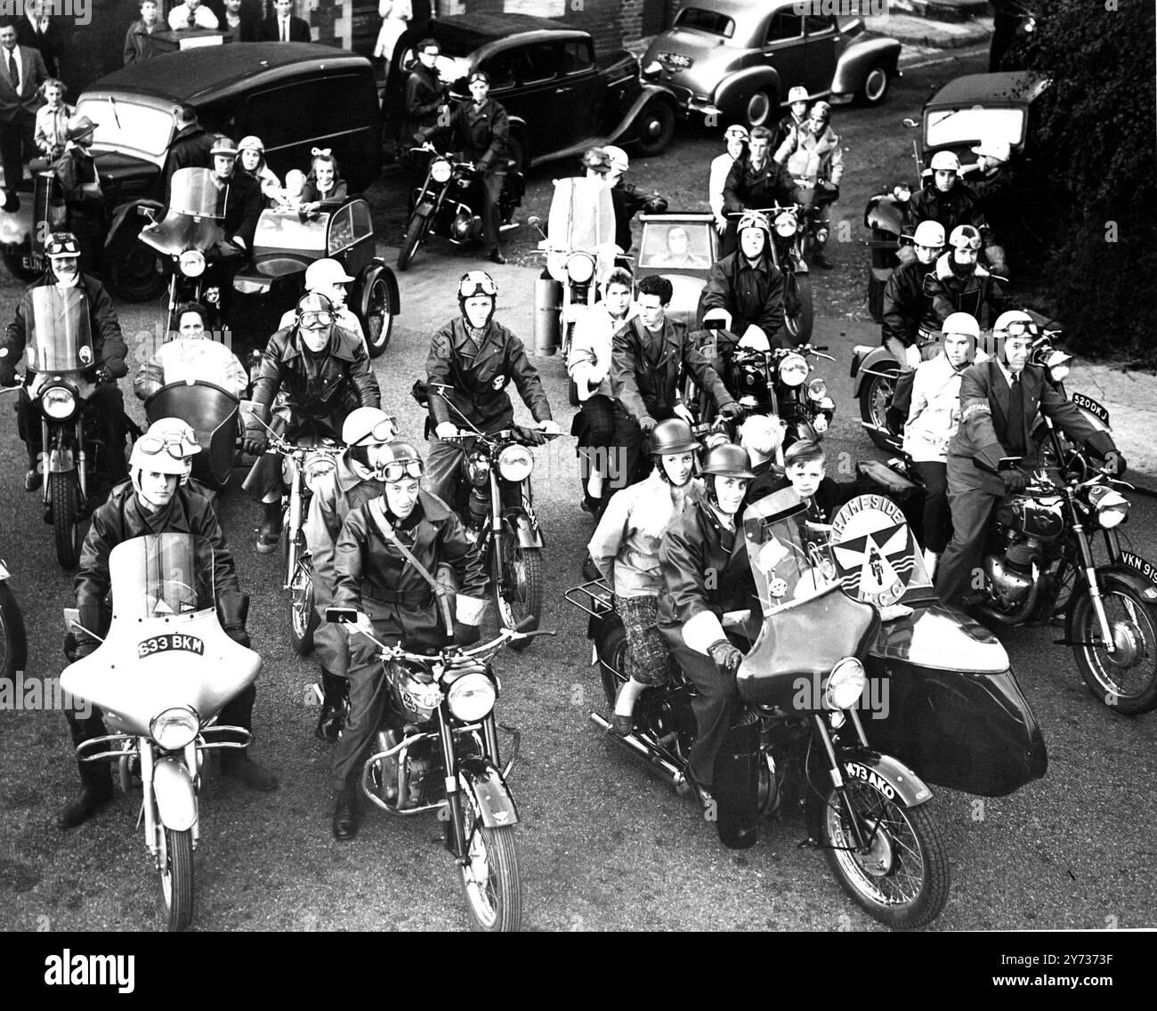 I membri del Thames MCC si riuniscono al Terminus Hotel per il loro viaggio ad Ash e il loro barbecue annuale, Kent, Inghilterra. 18 agosto 1958 Foto Stock I membri del Thames MCC si riuniscono al Terminus Hotel per il loro viaggio ad Ash e il loro barbecue annuale, Kent, Inghilterra. 18 agosto 1958 Foto Stock