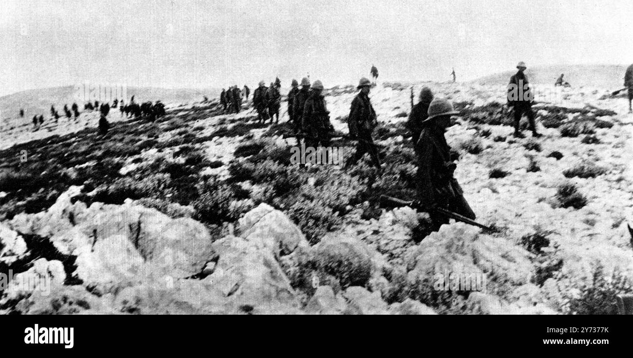 La più discussa di tutte le operazioni della grande Guerra : l' attacco ai Dardanelli . Visto qui avanzare all'attacco in libertà : parte della brigata navale si spostò attraverso una cresta vicino a Capo Helles , Turchia aprile 1915 29 maggio 1915 Foto Stock