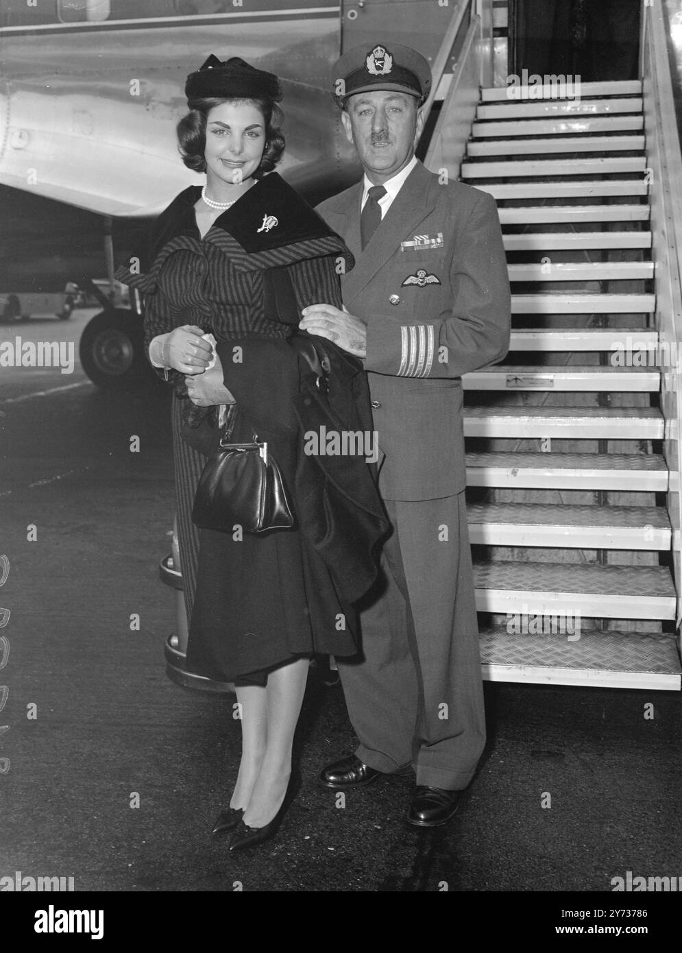 Miss Sud Africa , moya Meaker , arriva oggi all' aeroporto di Londra da Johannesburg . Parteciperà al concorso Miss mondo che si terrà il 10 novembre. Assicurandosi che moya arrivasse al sicuro e sana fu suo padre, il capitano Douglas Meaker DFC, comandante delle vie aeree sudafricane, che pilotò l'aereo che portò sua figlia a Londra il 1° novembre 1959 Foto Stock