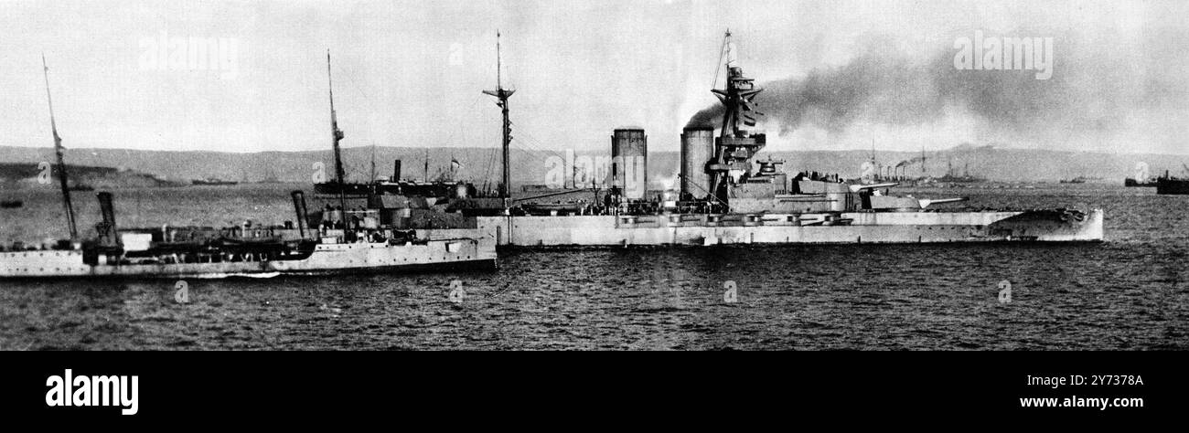 La più discussa di tutte le operazioni della grande Guerra : l' attacco ai Dardanelli . Qui si vede la regina Elisabetta nei Dardanelli nel periodo durante il quale bombardò i forti di Capo Helles , coprendo l'avanzata delle nostre truppe 25 aprile 1915 . 29 maggio 1915 Foto Stock