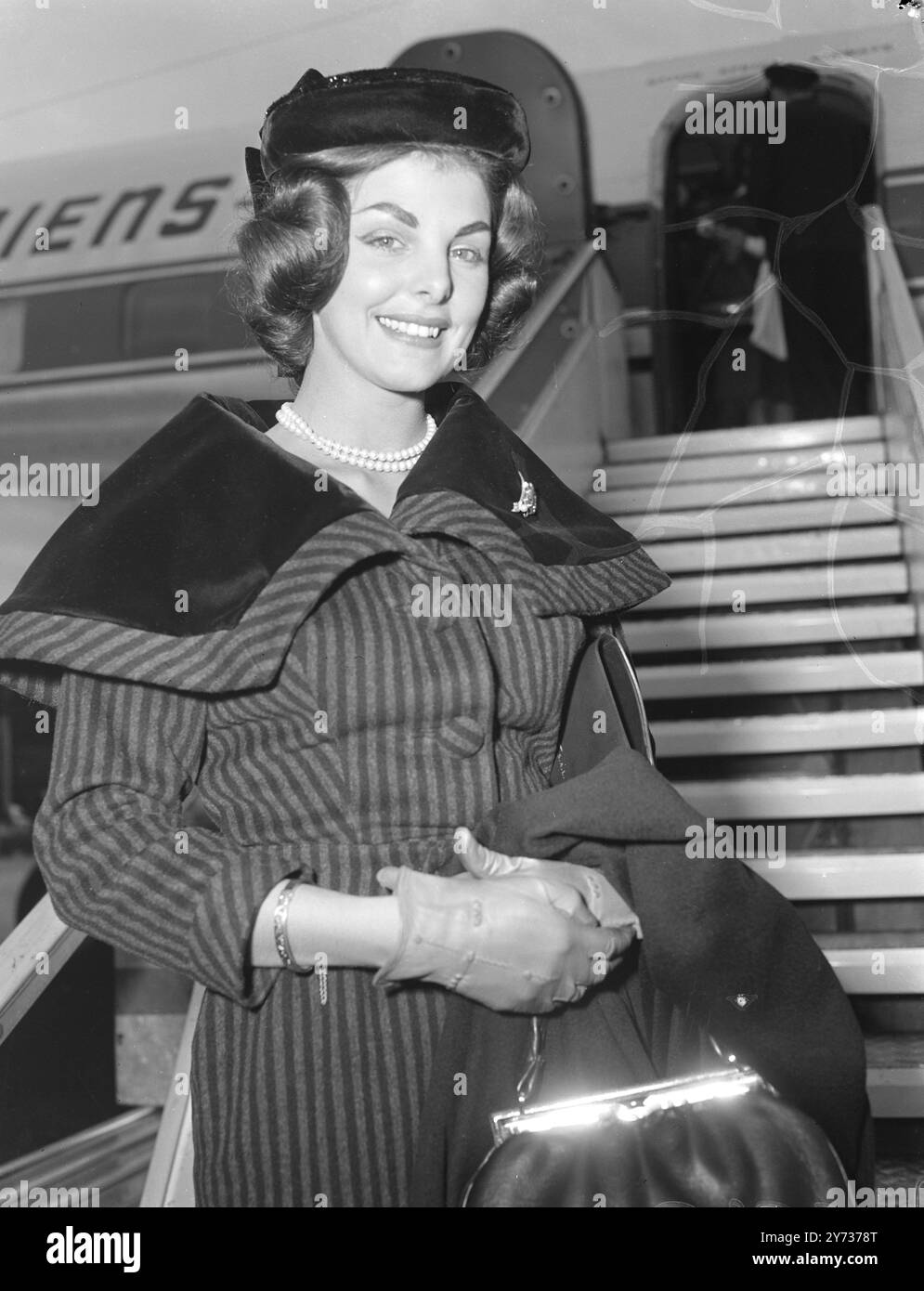 Miss Sud Africa , moya Meaker , arriva oggi all' aeroporto di Londra da Johannesburg . Parteciperà al concorso Miss mondo che si terrà il 10 novembre. Novembre 1959 Foto Stock