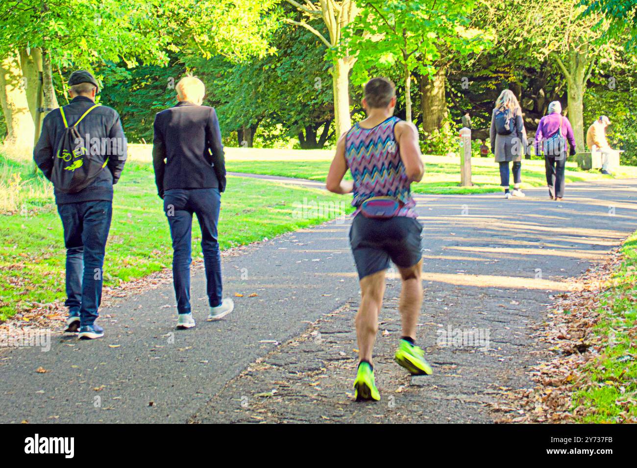 Glasgow, Scozia, Regno Unito. 27 settembre 2024. Meteo nel Regno Unito: Il sole nell'estremità occidentale della città ha visto la gente sfruttare al meglio il parco kelvingrove. Credit Gerard Ferry/Alamy Live News Foto Stock