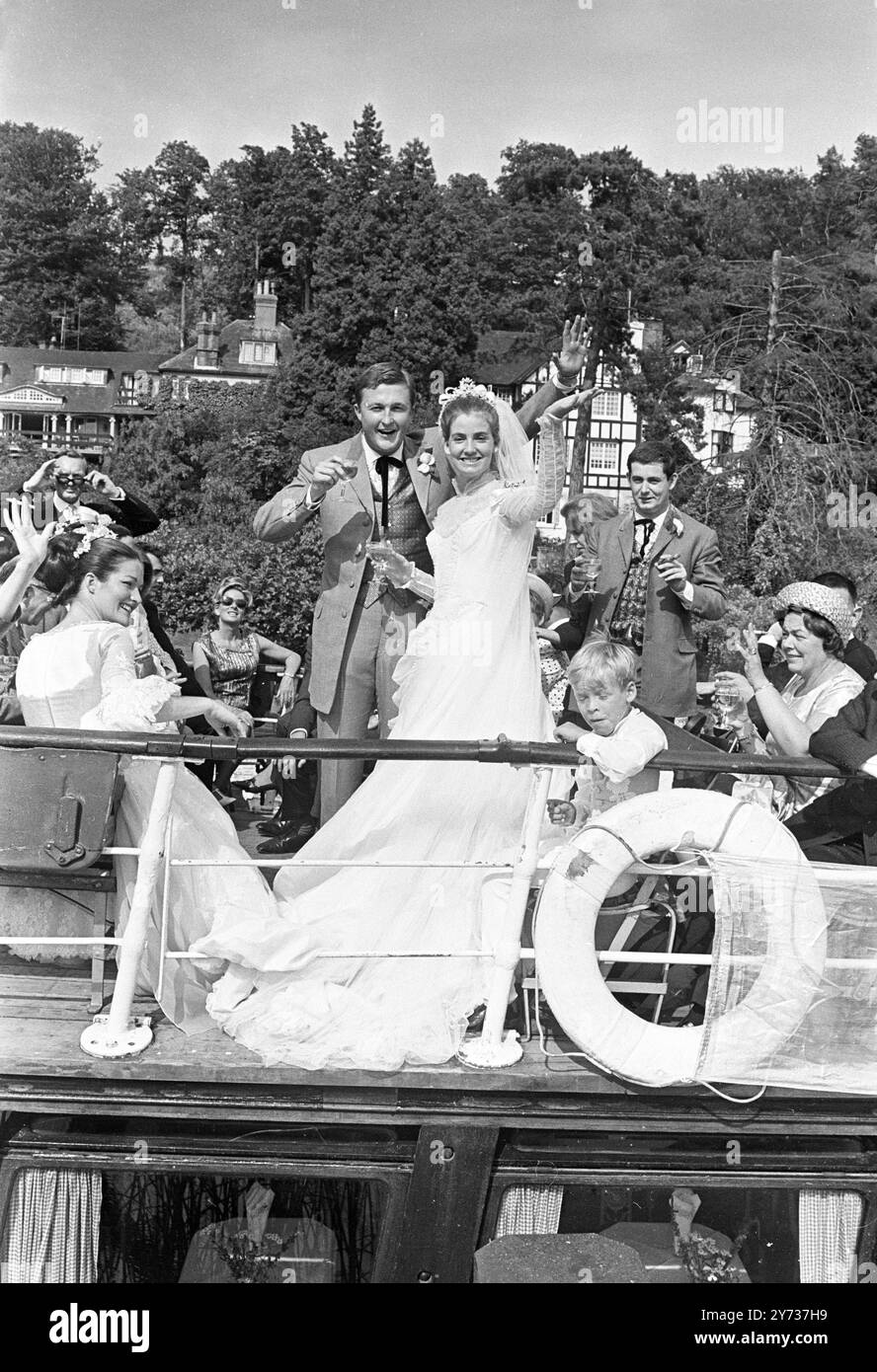 Dopo il loro matrimonio alla chiesa di San Nicola , Remenham , vicino a Henley , Hilary Frayne e W Galen Weston sono ritratti su una vecchia barca fluviale sul Tamigi . La festa ebbe luogo dopo un ricevimento a casa di Garfield Weston, Henley. Per l' occasione la sposa e lo sposo indossavano abiti associati al Klondike e al Goldrush del secolo scorso Hilary è una modella irlandese originaria di Dublino e Weston è figlio di Garfield Weston , il milionario canadese del supermercato . 23 luglio 1966 Foto Stock