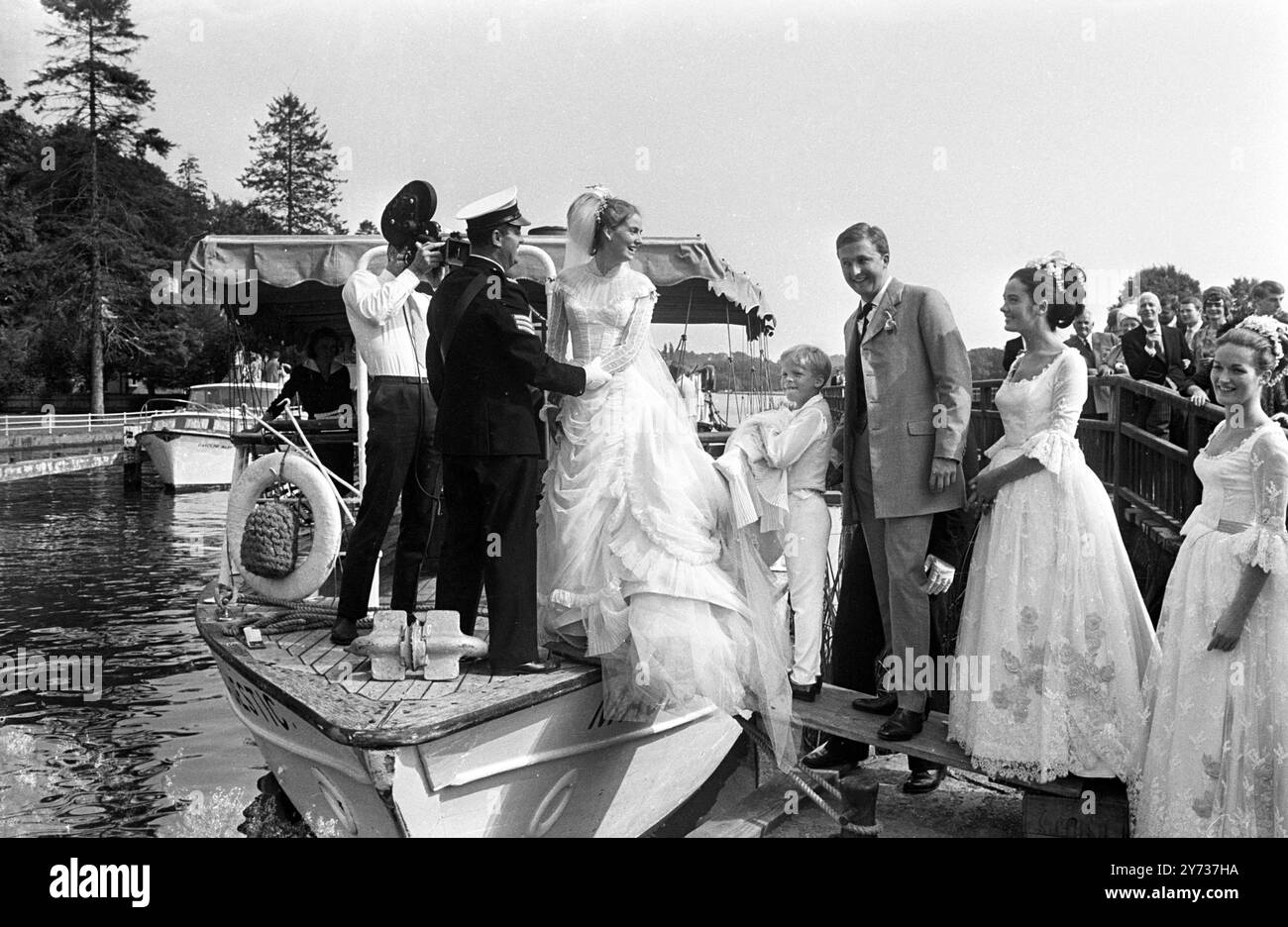 Dopo il loro matrimonio alla chiesa di San Nicola , Remenham , vicino a Henley , Hilary Frayne e W Galen Weston sono ritratti su una vecchia barca fluviale sul Tamigi . La festa ebbe luogo dopo un ricevimento a casa di Garfield Weston, Henley. Per l' occasione la sposa e lo sposo indossavano abiti associati al Klondike e al Goldrush del secolo scorso Hilary è una modella irlandese originaria di Dublino e Weston è figlio di Garfield Weston , il milionario canadese del supermercato . 23 luglio 1966 Foto Stock