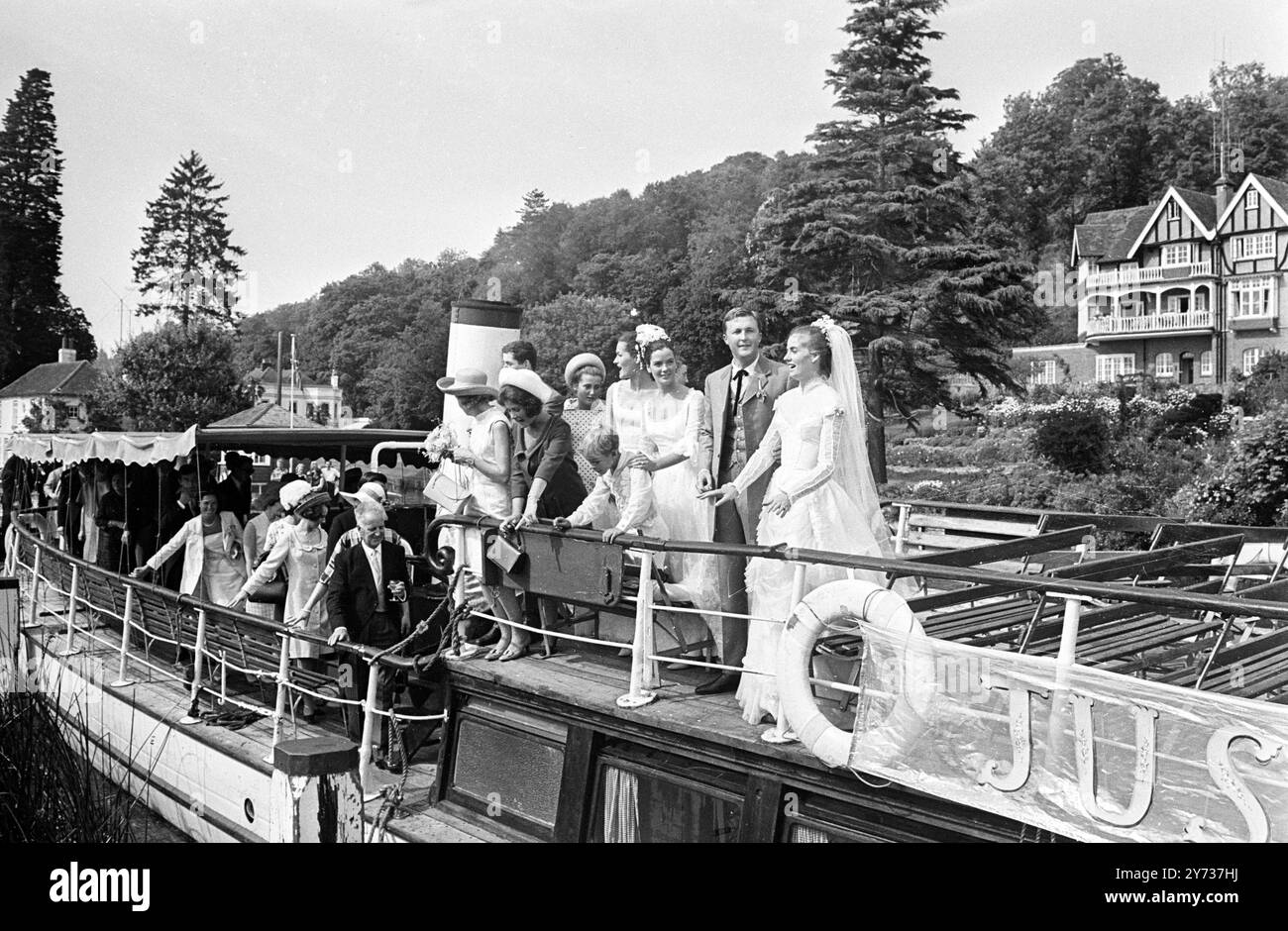 Dopo il loro matrimonio alla chiesa di San Nicola , Remenham , vicino a Henley , Hilary Frayne e W Galen Weston sono ritratti su una vecchia barca fluviale sul Tamigi . La festa ebbe luogo dopo un ricevimento a casa di Garfield Weston, Henley. Per l' occasione la sposa e lo sposo indossavano abiti associati al Klondike e al Goldrush del secolo scorso Hilary è una modella irlandese originaria di Dublino e Weston è figlio di Garfield Weston , il milionario canadese del supermercato . 23 luglio 1966 Foto Stock