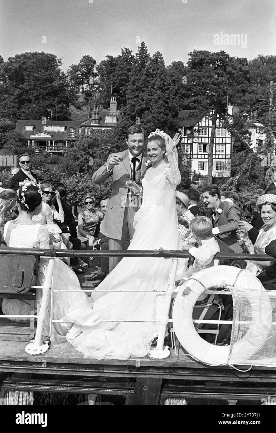 Dopo il loro matrimonio alla chiesa di San Nicola , Remenham , vicino a Henley , Hilary Frayne e W Galen Weston sono ritratti su una vecchia barca fluviale sul Tamigi . La festa ebbe luogo dopo un ricevimento a casa di Garfield Weston, Henley. Per l' occasione la sposa e lo sposo indossavano abiti associati al Klondike e al Goldrush del secolo scorso Hilary è una modella irlandese originaria di Dublino e Weston è figlio di Garfield Weston , il milionario canadese del supermercato . 23 luglio 1966 Foto Stock