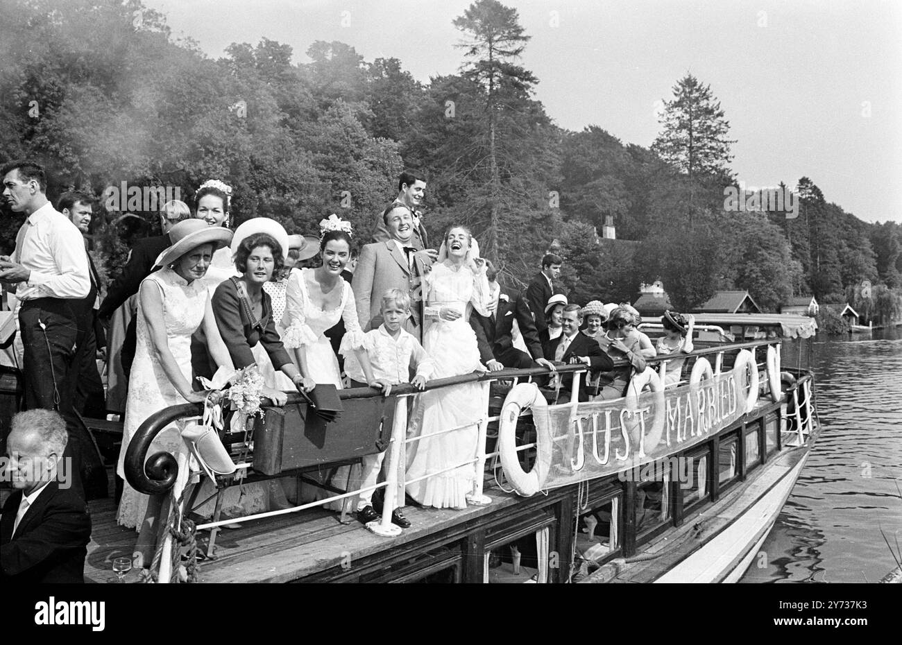 Dopo il loro matrimonio alla chiesa di San Nicola , Remenham , vicino a Henley , Hilary Frayne e W Galen Weston sono ritratti su una vecchia barca fluviale sul Tamigi . La festa ebbe luogo dopo un ricevimento a casa di Garfield Weston, Henley. Per l' occasione la sposa e lo sposo indossavano abiti associati al Klondike e al Goldrush del secolo scorso Hilary è una modella irlandese originaria di Dublino e Weston è figlio di Garfield Weston , il milionario canadese del supermercato . 23 luglio 1966 Foto Stock