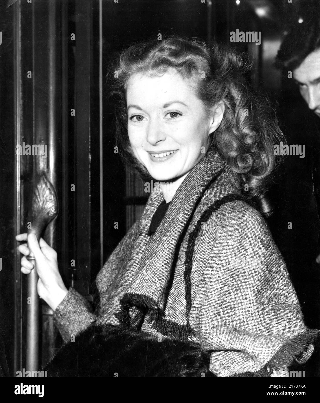 Viaggio da favola per Moira . Ballerina Moira Shearer , sorride il suo addio alla stazione di Waterloo , Londra , oggi ( martedì ) ACID per Southampton per salire a bordo del transatlantico francese Ile de France per New York . La signorina Shearer sta andando a Hollywood dove, con Danny Kaye, farà un film su Hans Andersen. Ha intenzione di tornare a casa il prossimo aprile. Miss Shearer è accompagnata dal marito autore, Ludovic Kennedy . 6 novembre 1951 Foto Stock