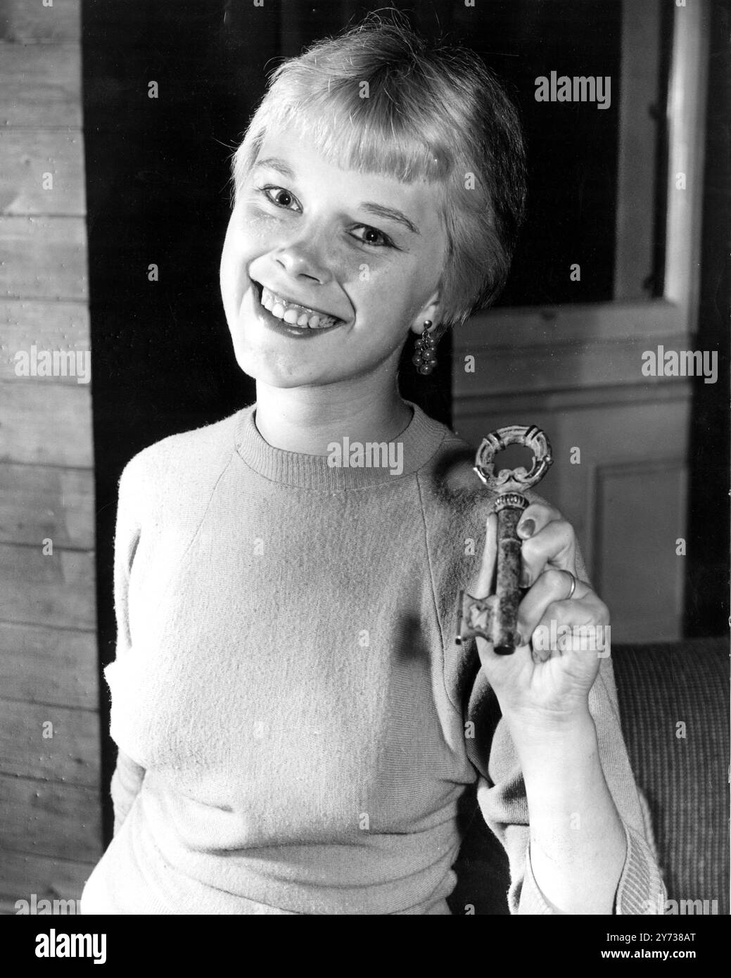 Nella foto di oggi a Londra mentre celebra il suo ventunesimo compleanno e tiene in mano la porta tradizionale per simboleggiare la sua maturità è Zoe Newton , la ragazza la cui faccia sorridente sui manifesti incoraggia la nazione a bere più latte . Ottobre 1956 Foto Stock